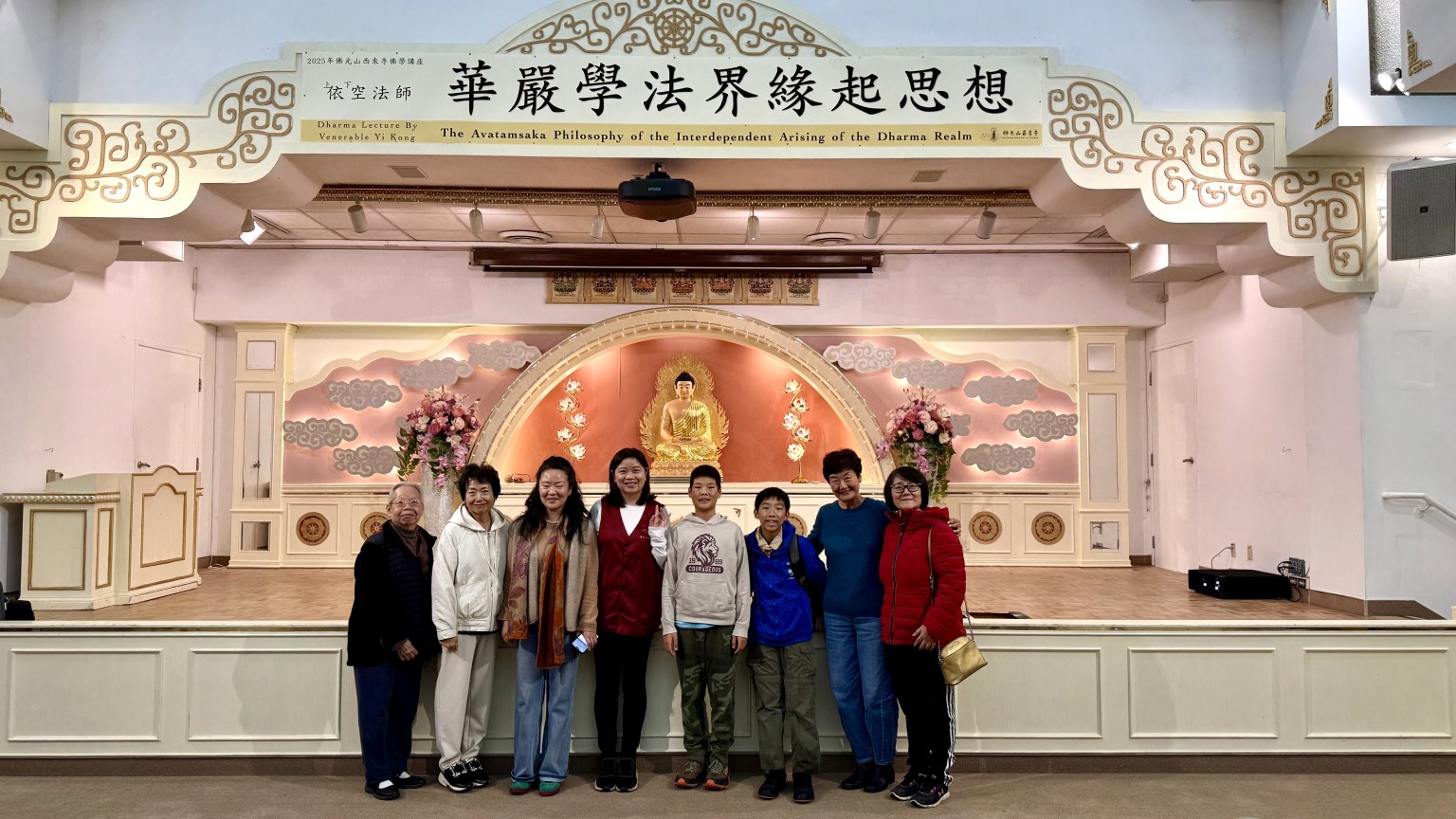 大家在法堂參加依空法師的佛學講座《華嚴學-法界緣起思想》