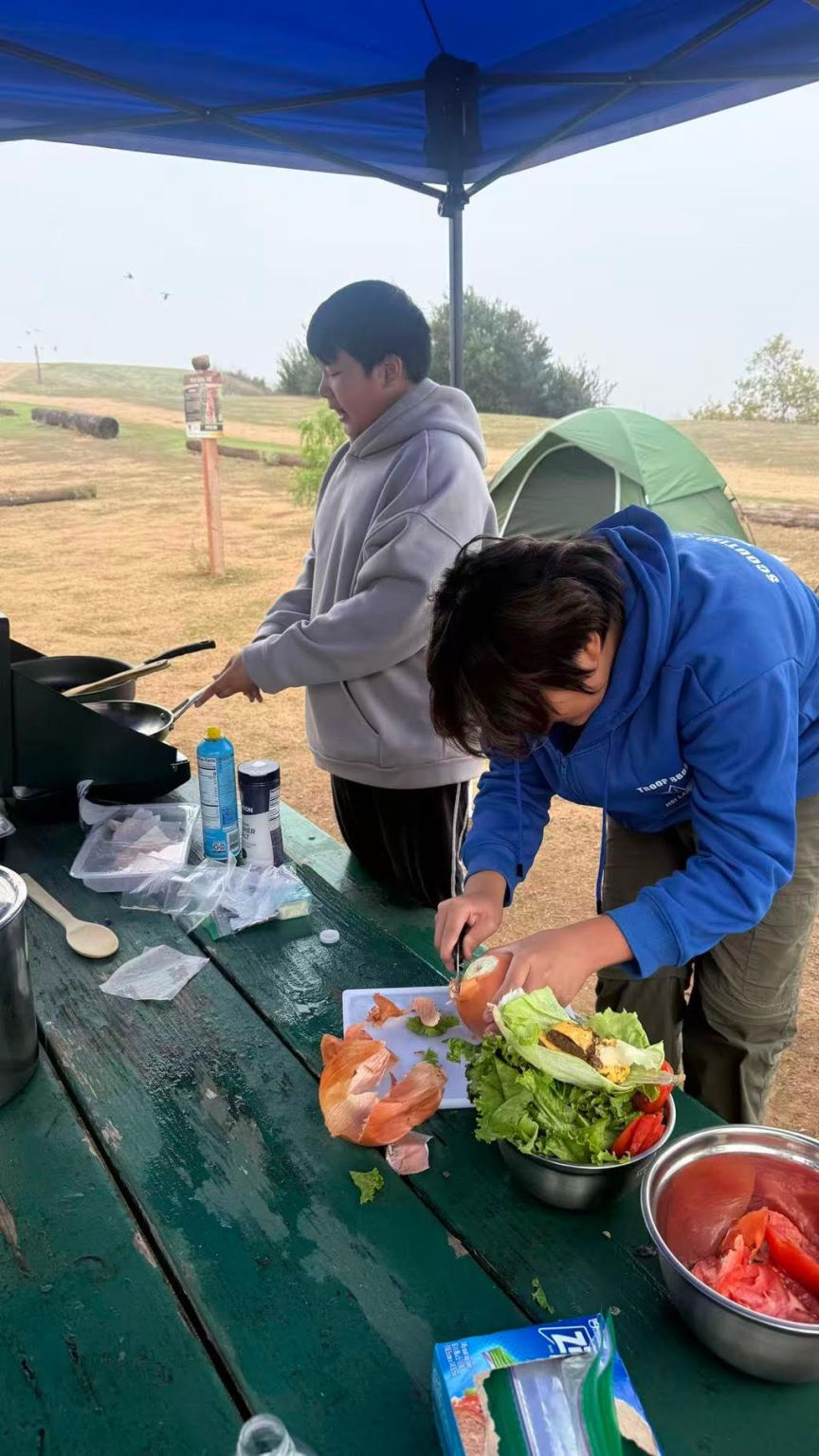 野外的清晨，每組開始準備計畫好的食物，為組員們做早餐。
