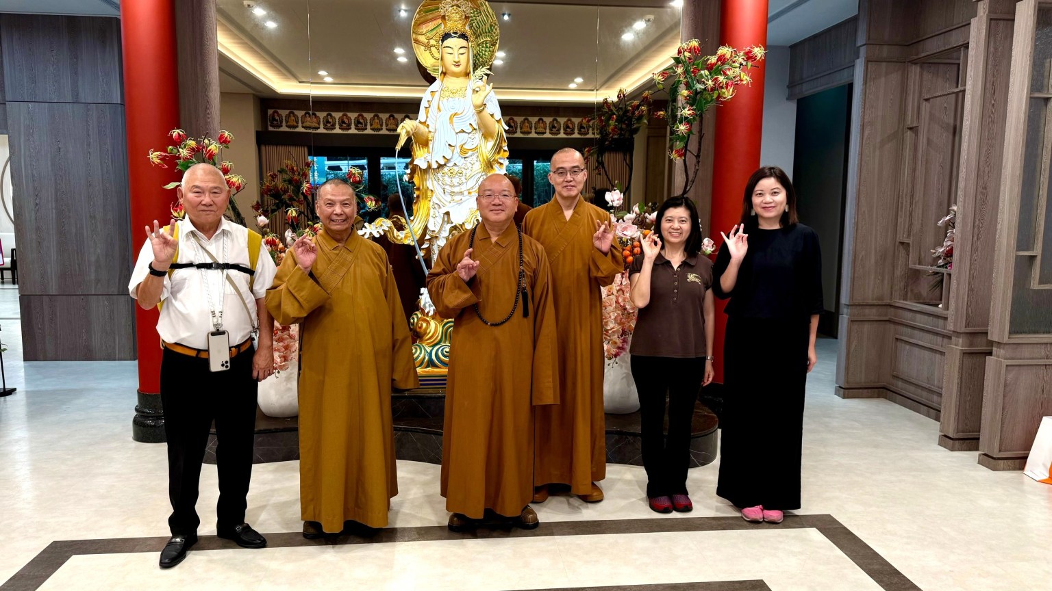 白塔三分會的3位會員和心保和尚，慧傳法師和慧東法師的合影. 
我們這次參訪之旅從宜興祖庭大覺寺到佛光山本山，圓滿結束。
