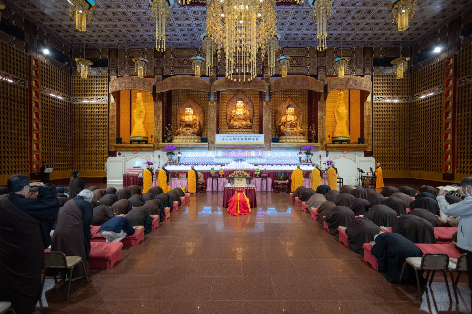 大眾至誠懇切禮佛。