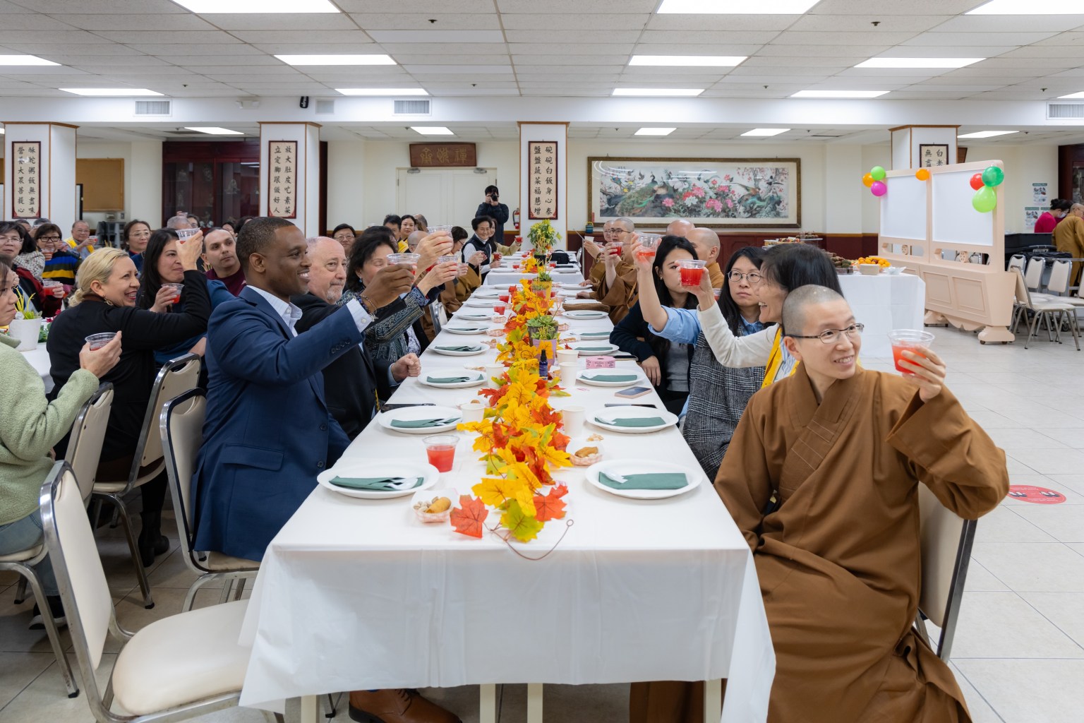 慧東法師邀請大家舉杯互道感謝。