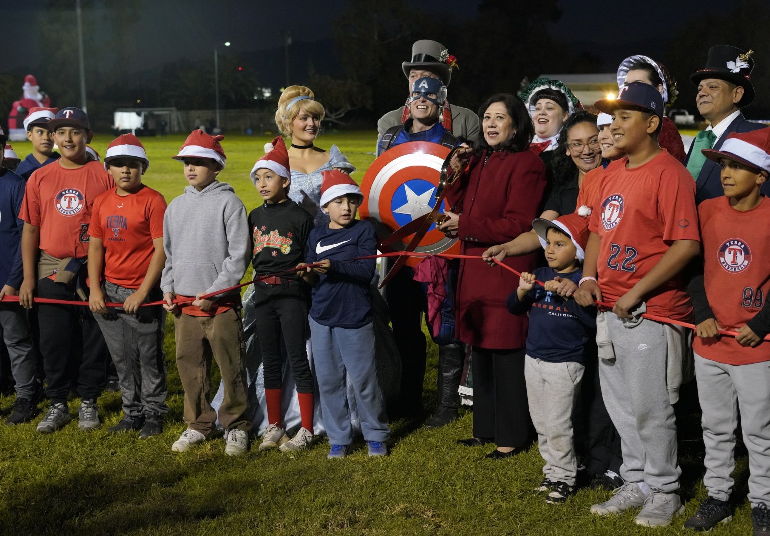 「5、4、3、2……」Hilda L. Solis 帶領孩童倒數，哈崗區威廉斯坦梅茨公園（William Steinmetz Park）12 月 4 日晚間舉行「親子公園嘉年華」（Holiday in the Park），以剪綵與點燈揭幕。