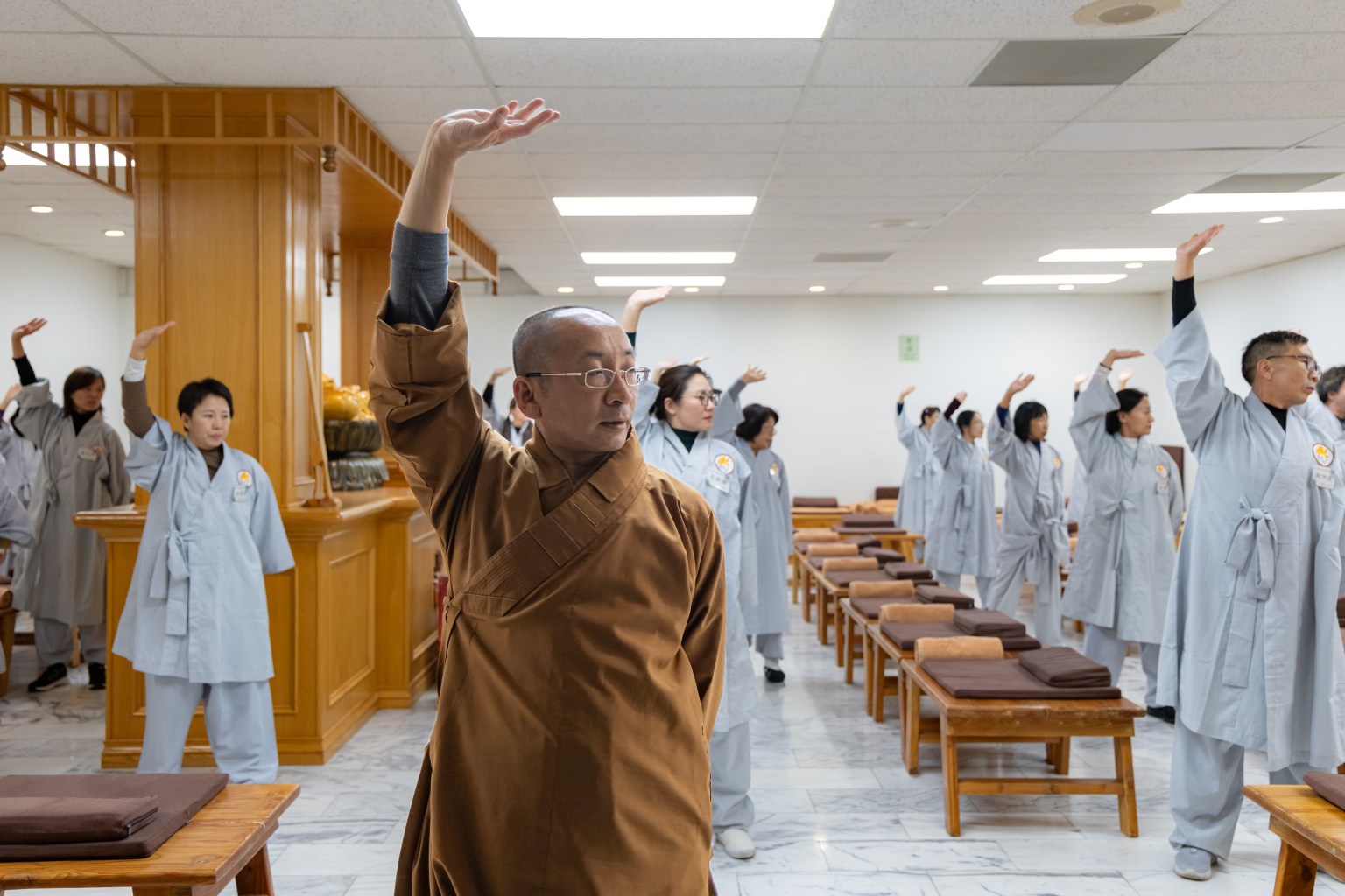 禪七期間，慧軒法師每日親授十二式易筋經。短短 7 至 11 分鐘的動作，對長時間靜坐的身體是一大調理。