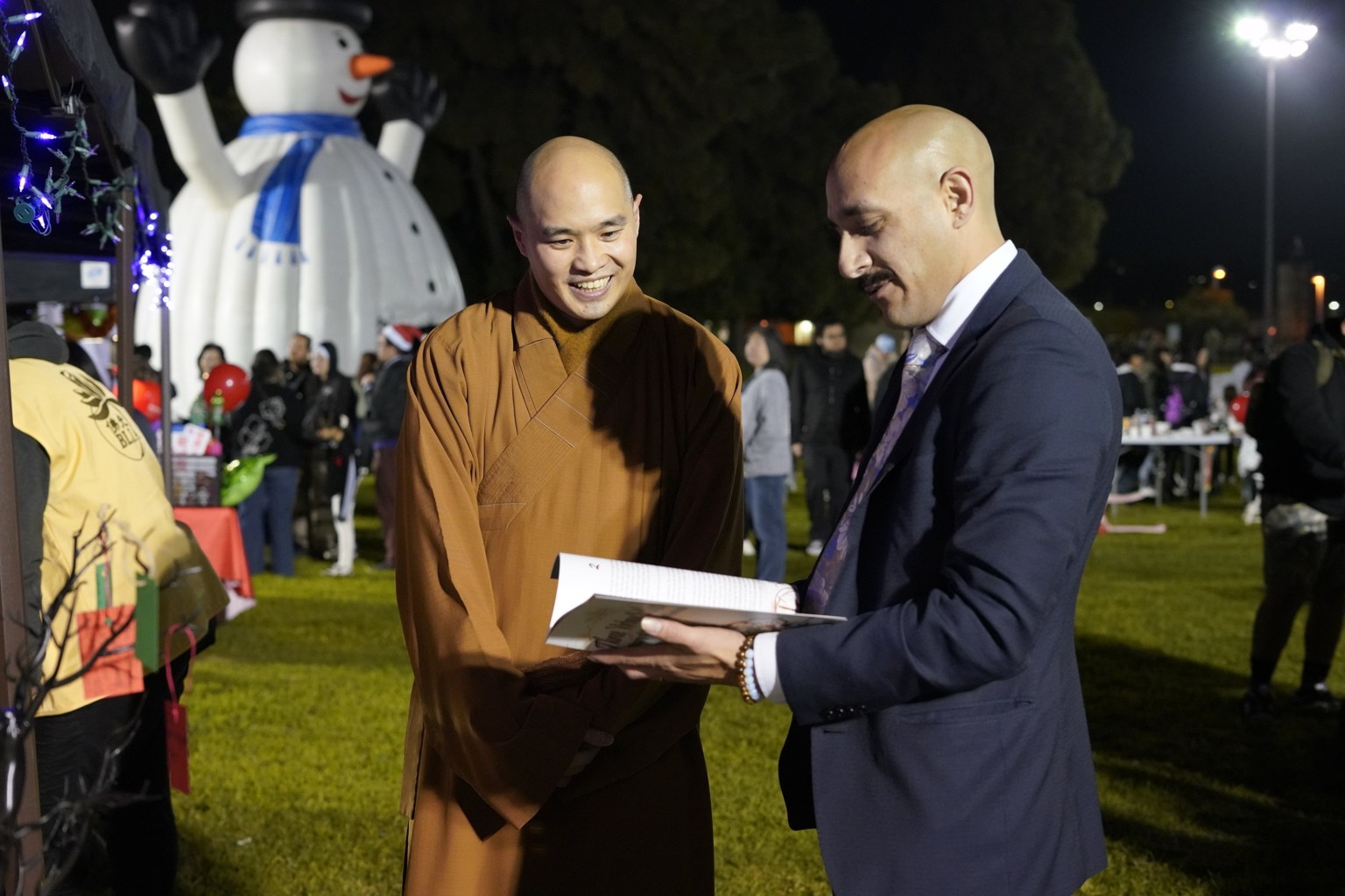 洛杉磯縣第一區副區主任 Ryan Serrano 也與慧澄法師分享他在西來寺參加佛學課程的經驗，並表達對佛光西來學校的興趣。