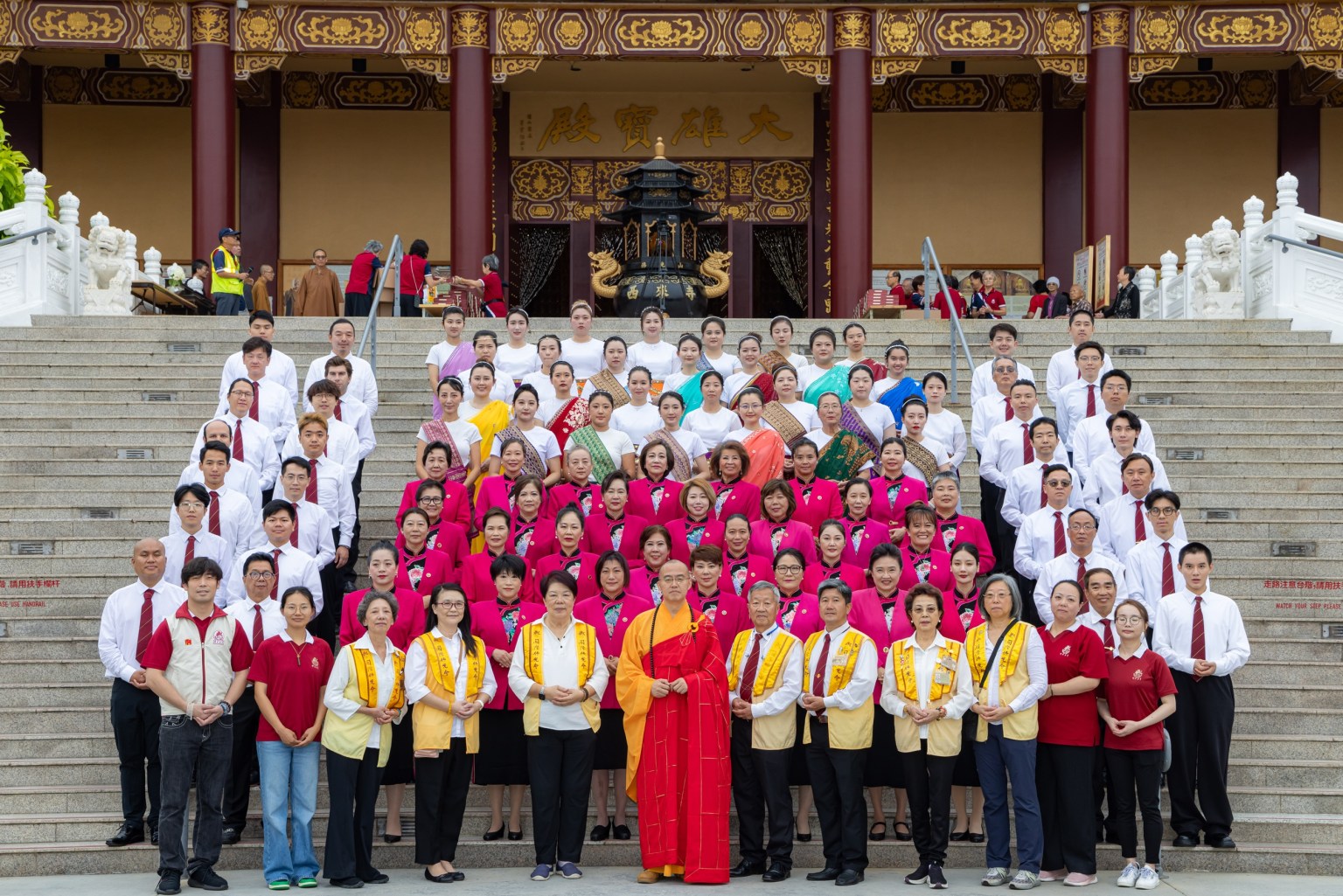 Venerable Abbot Hui Dong of Hsi Lai Temple poses with the offering teams and volunteers.