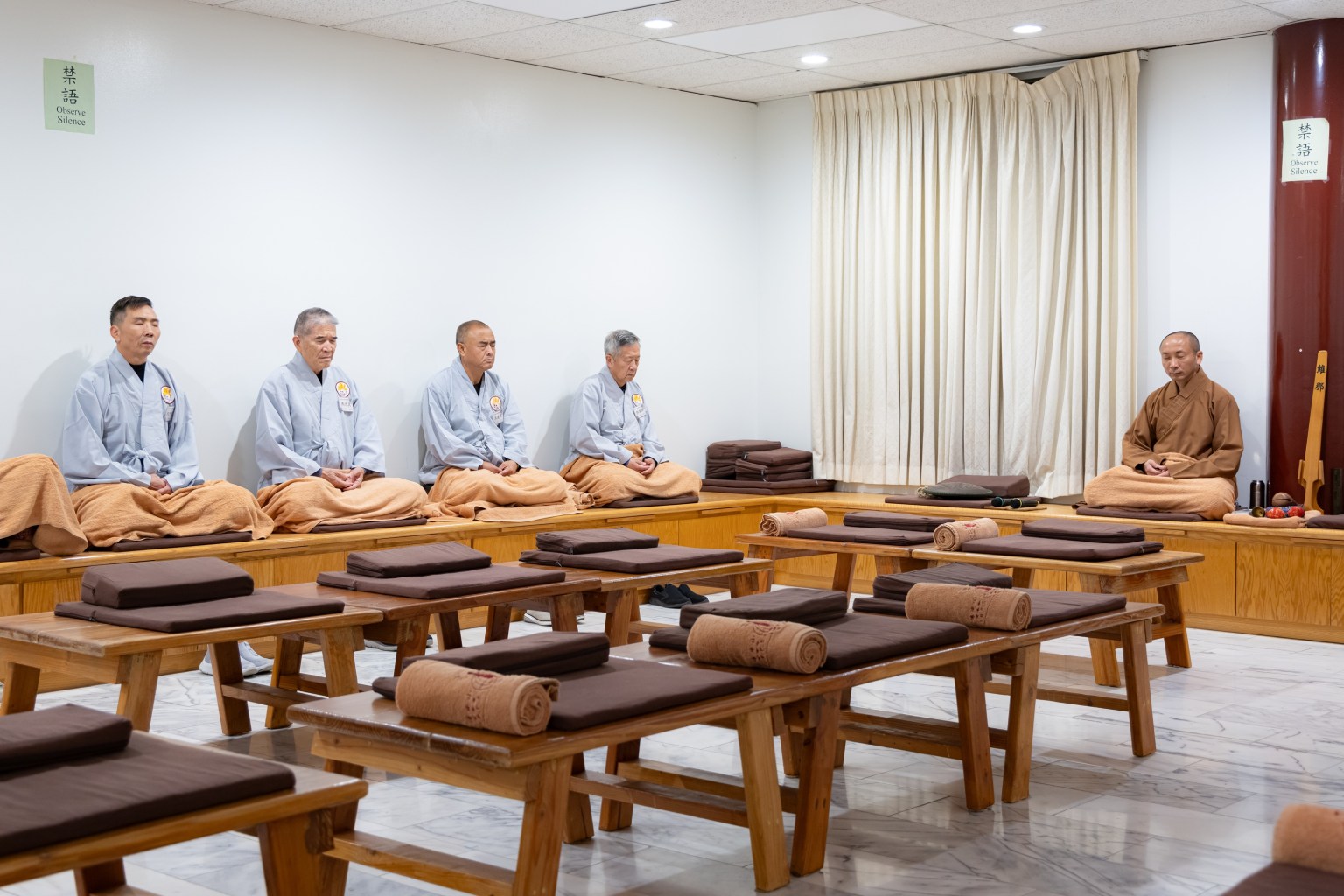 第三天，禪堂全面依循「四止四開」運作。課程包括禪坐、行禪、易筋經與問答。