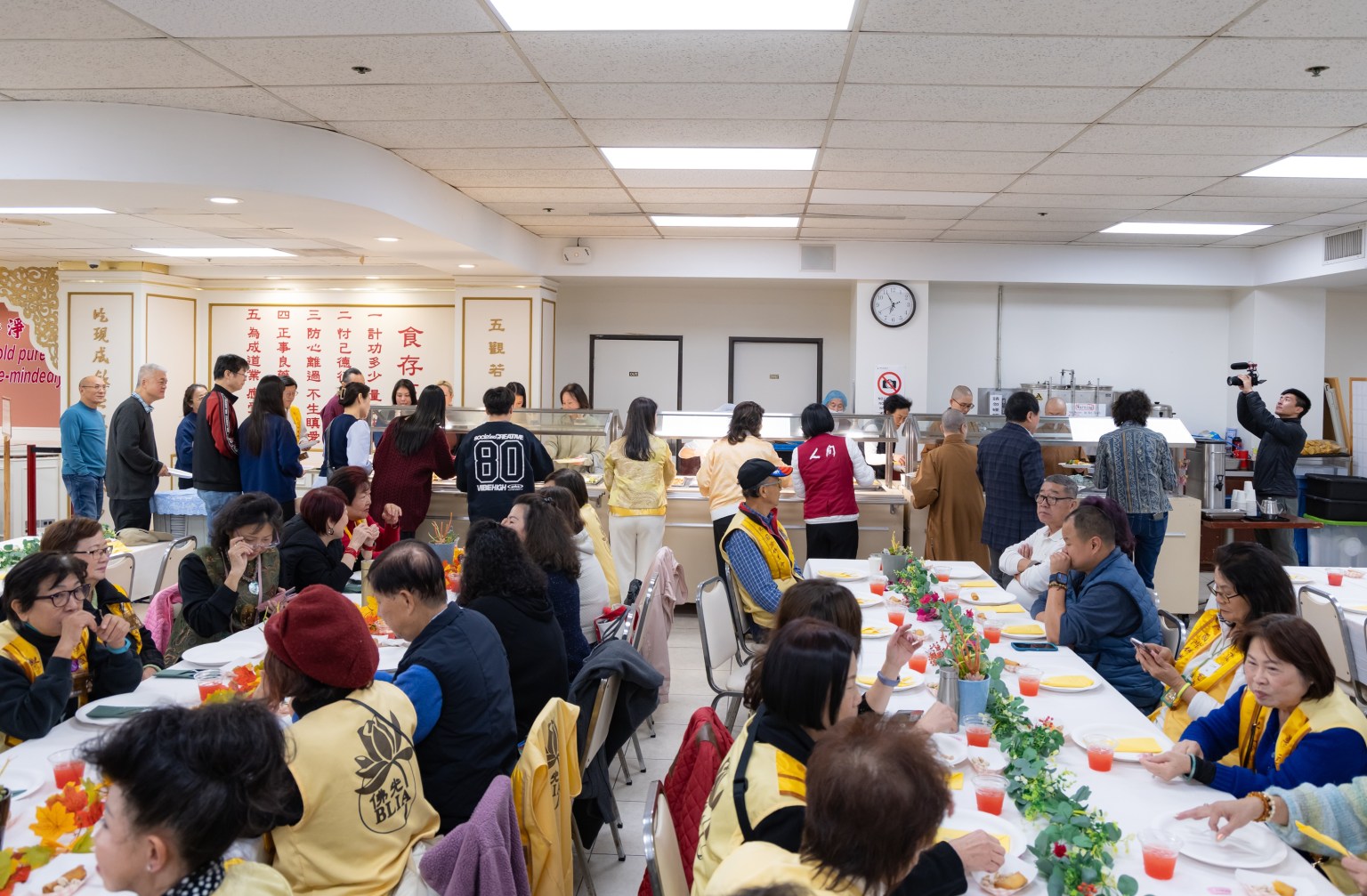 現場嘉賓輪流取餐，歡聚一堂。