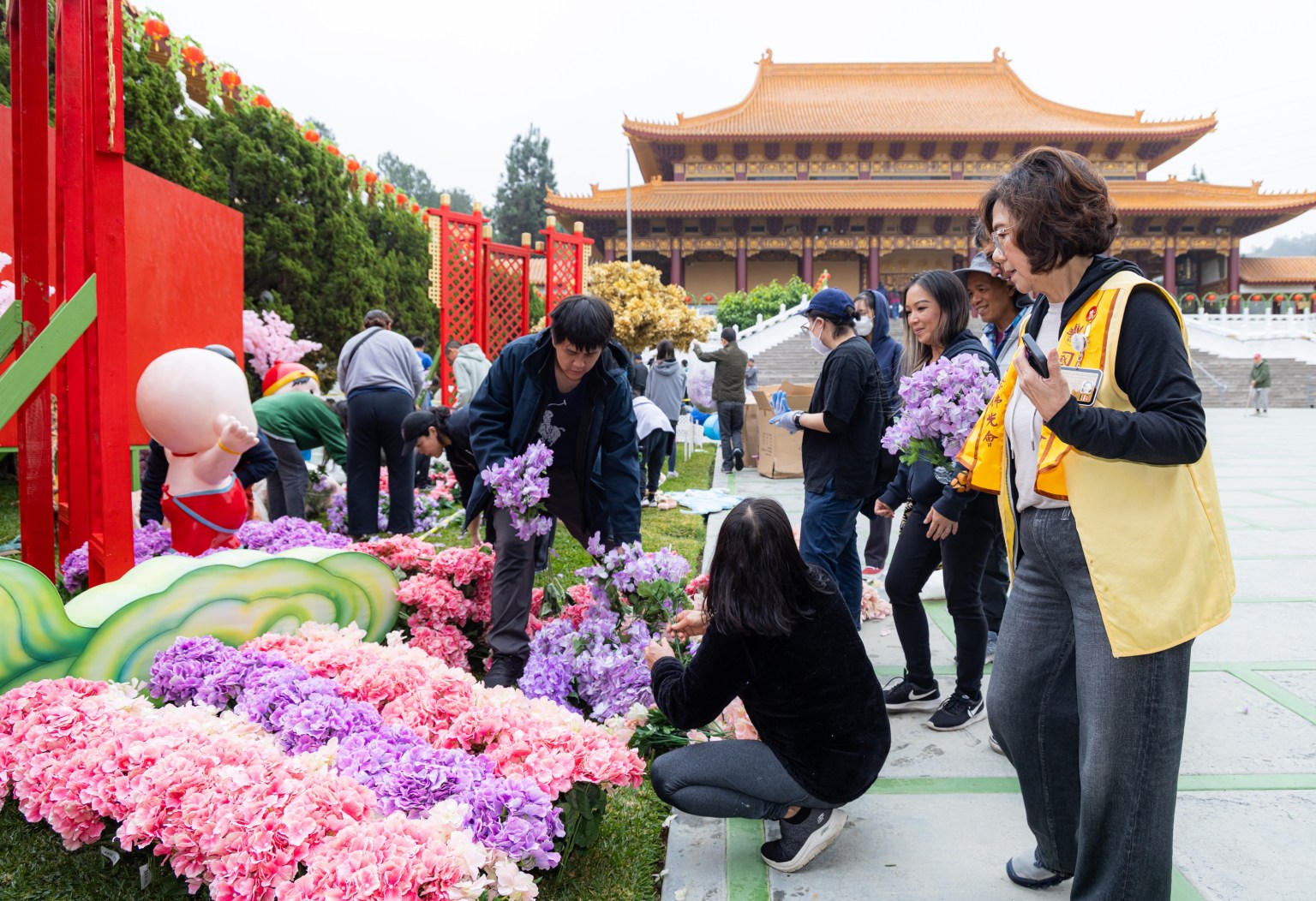 洛杉磯佛光人與社區民眾將成佛大道旁四周布置得花團錦簇。