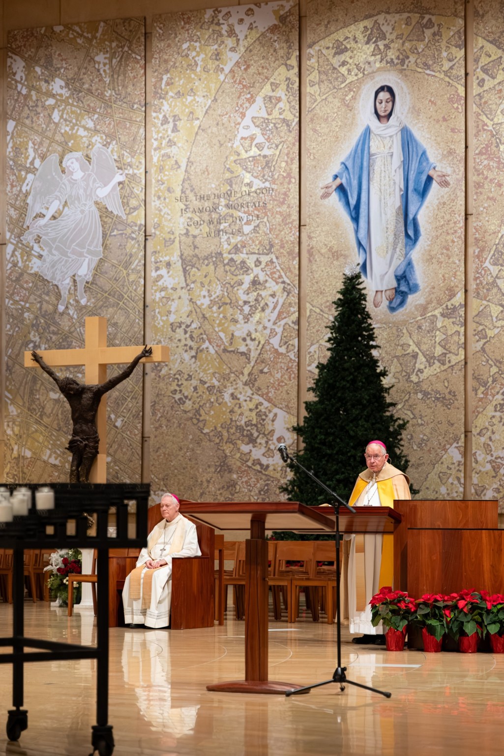 總主教Archbishop Gomez致詞引用《聖經》「仁慈的撒馬利亞人」譬喻，指出真正的鄰舍不在於身分或信仰，而是在他人受苦時願意伸出援手的人。