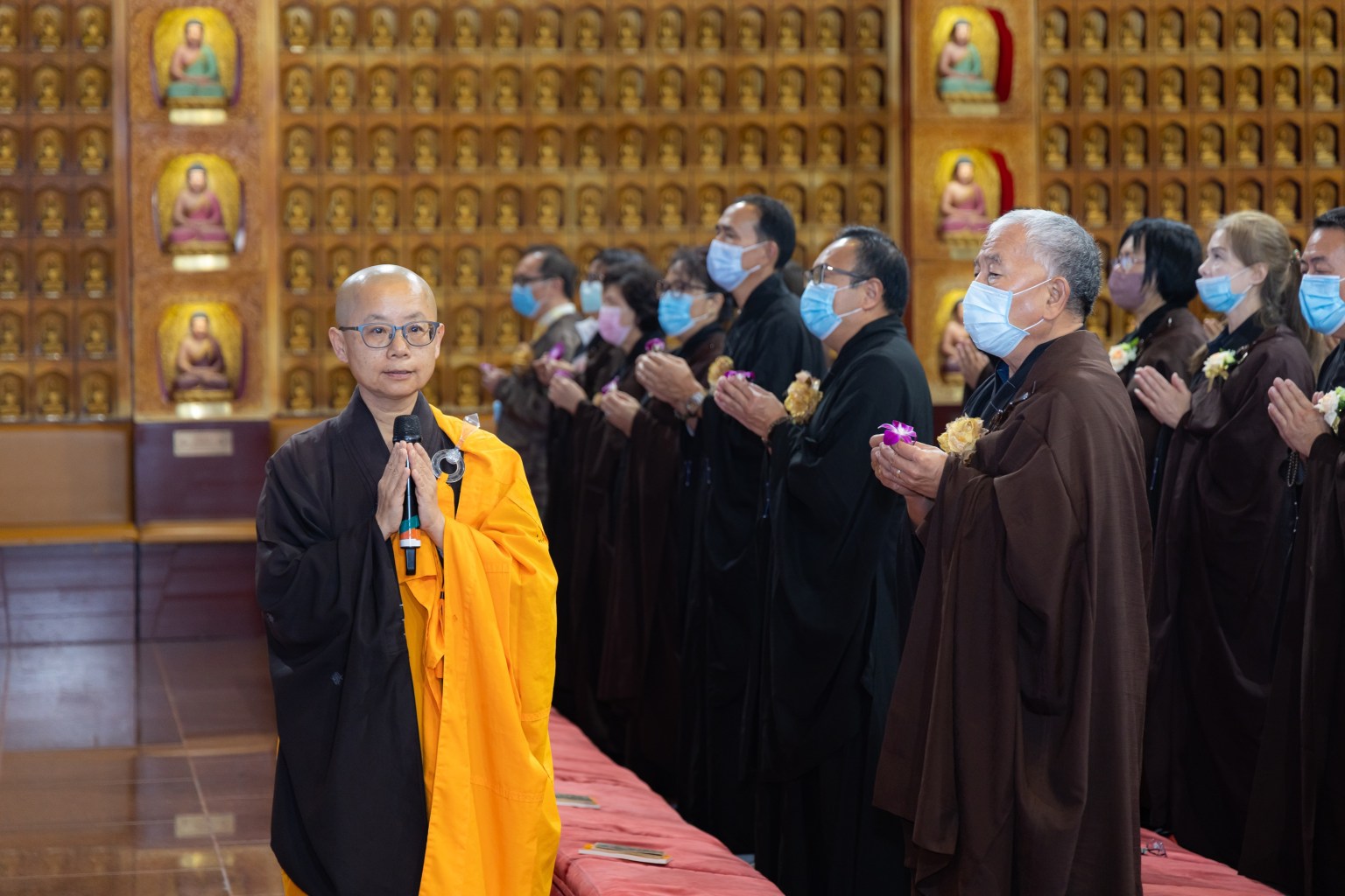 引禮妙皇法師引導信眾獻花。