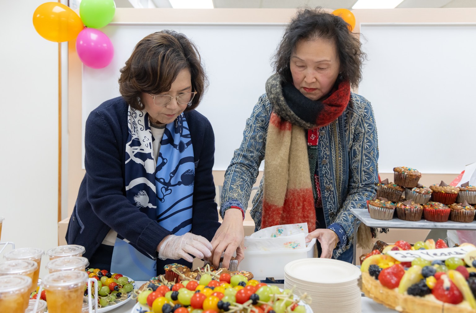 河濱分會督導林玉英等協助佈置點心區。