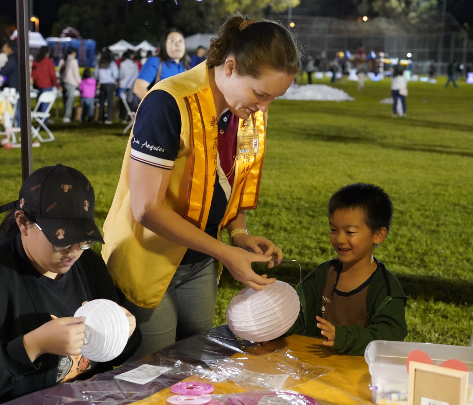 光明燈籠區讓親子一同彩繪創作。
