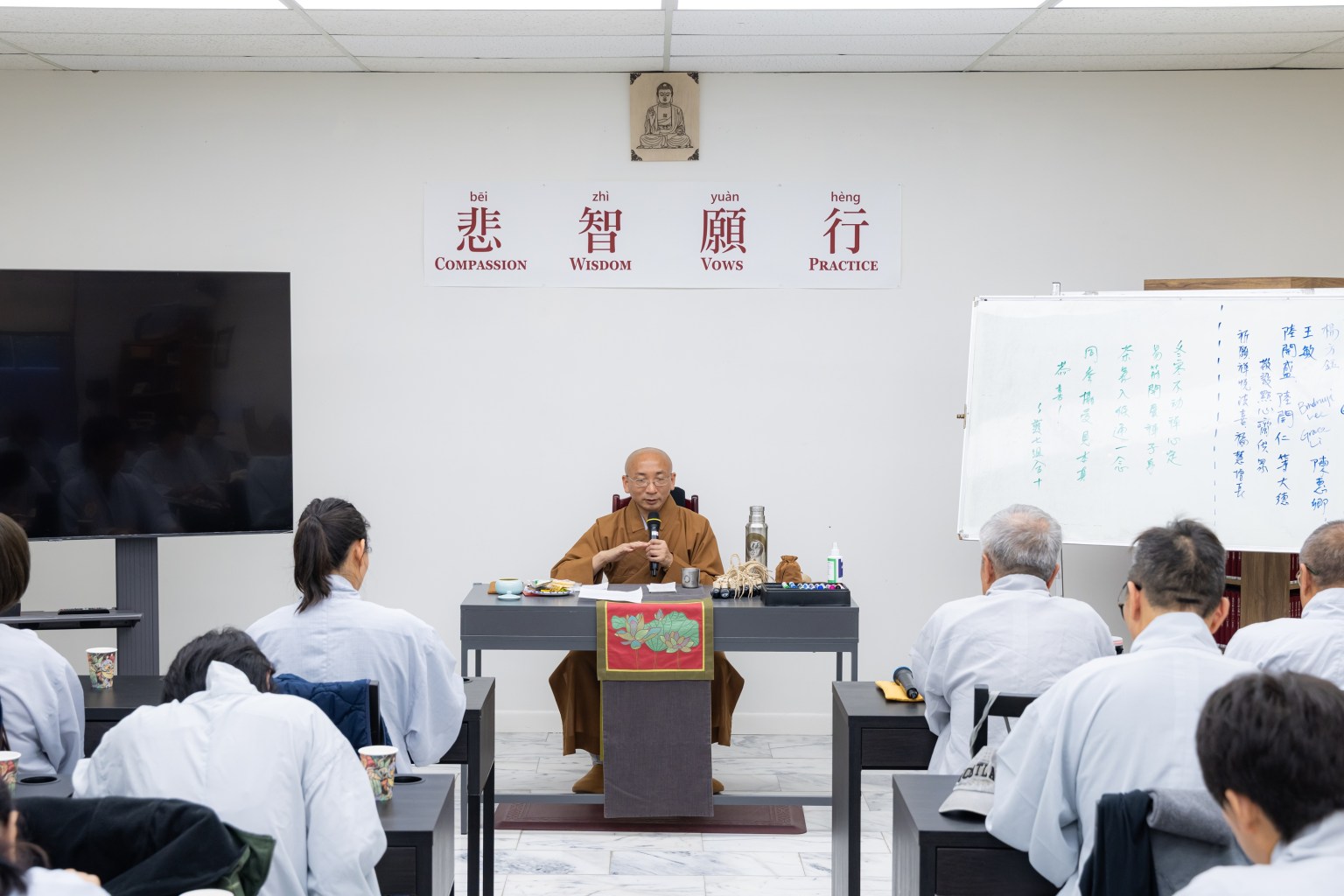 慧軒法師以自身求學時期因香板敲打而激發覺悟的經歷，鼓勵大眾以平等心面對逆境。