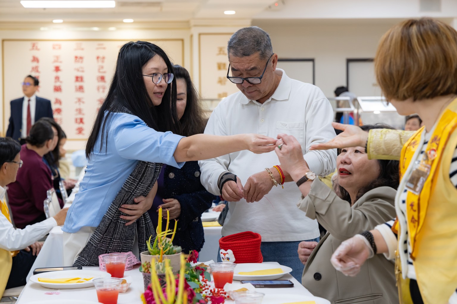 晚宴前，工作人員發放摸彩卷。