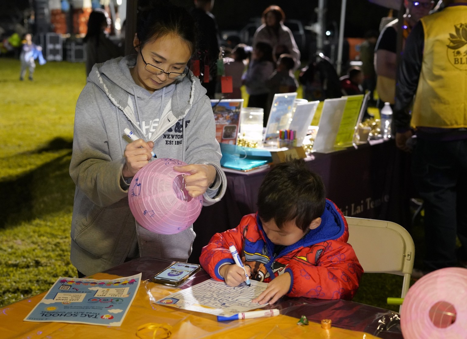 光明燈籠區讓親子一同彩繪創作。