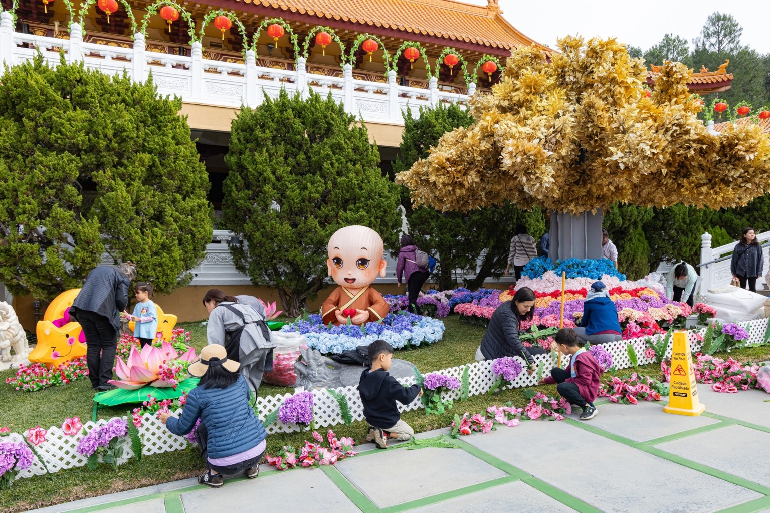 佛光山西來寺三好學園及西來分會親子檔合力布置祈願樹四周。