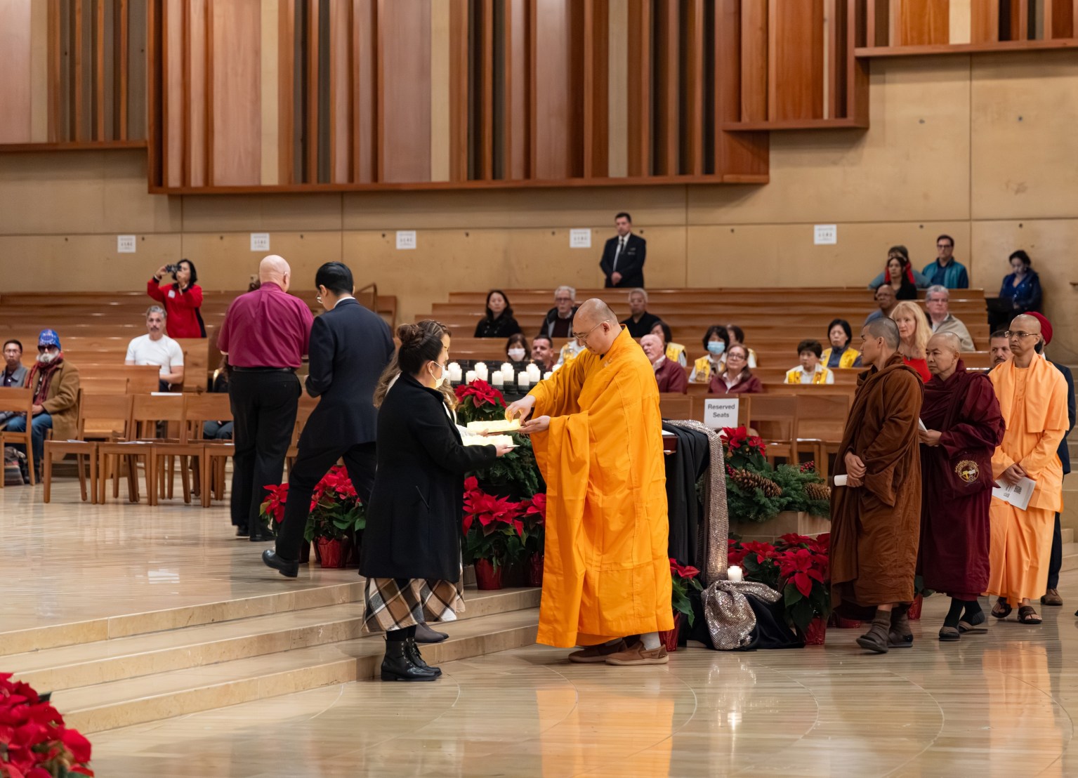 各宗教代表點燃象徵每位往生露宿者的蠟燭，願逝者在各自信仰的指引下，安然前往他們所嚮往的淨土或天堂。