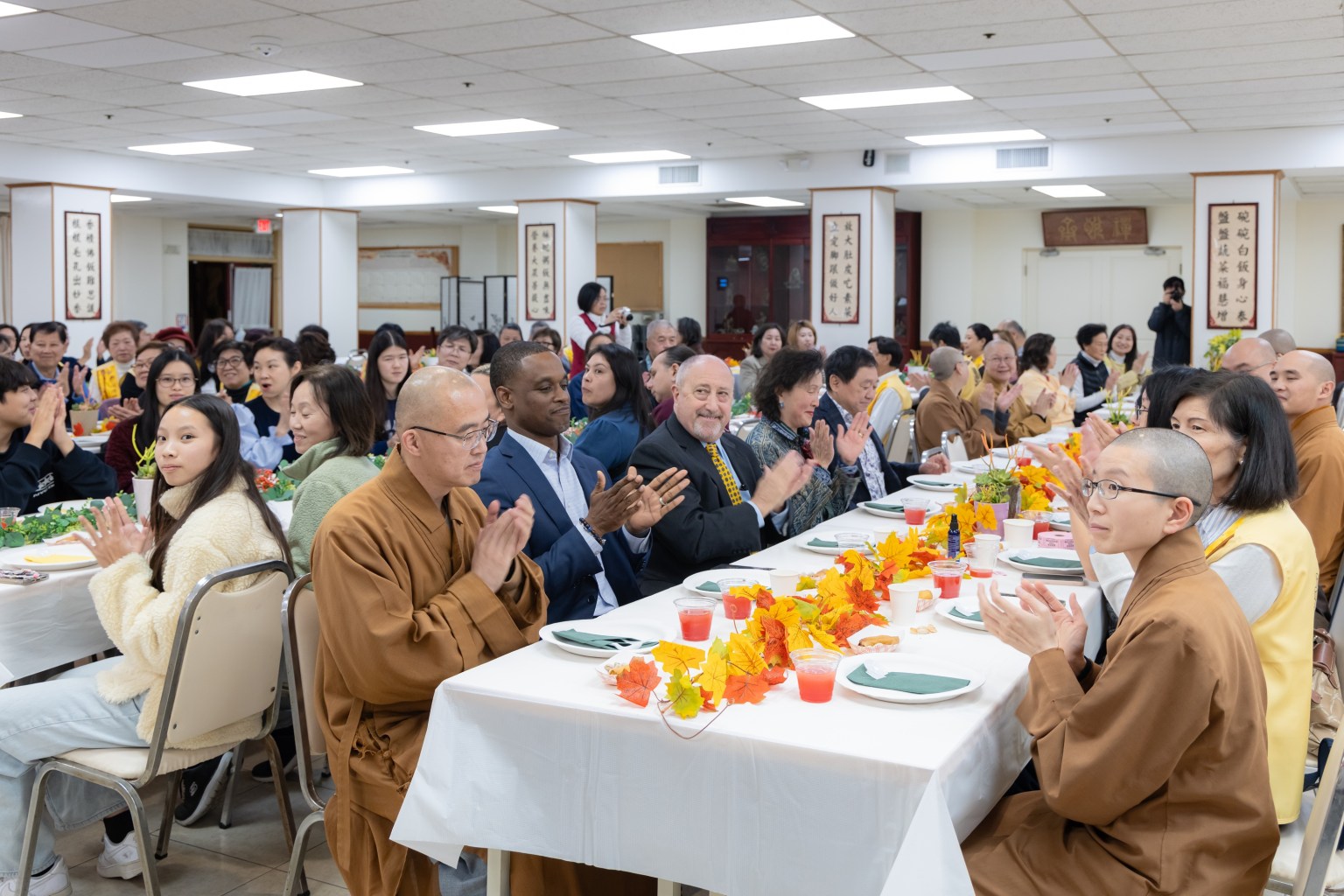 感恩餐會近120人參與，現場笑聲、掌聲不斷。