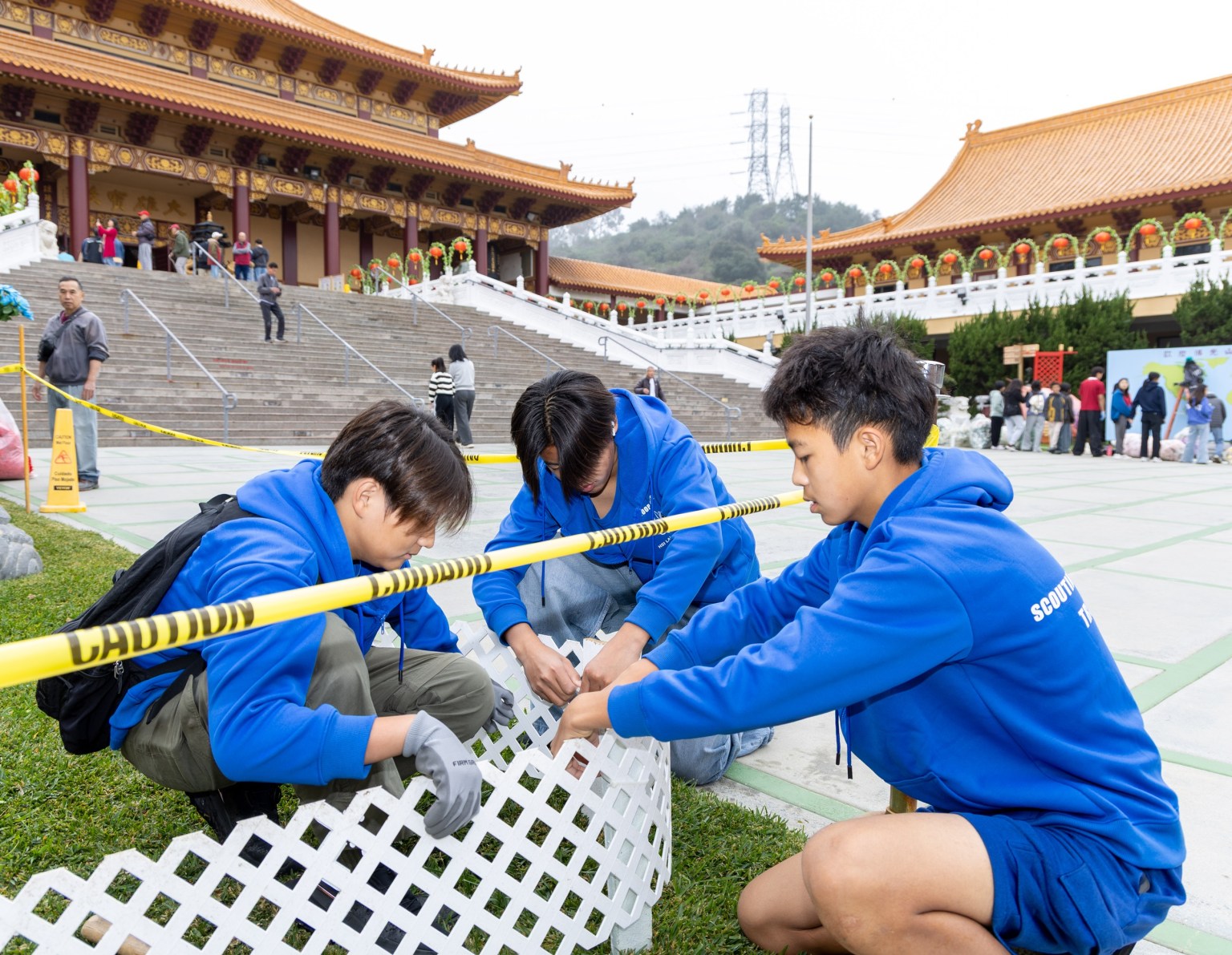 佛光西來男童軍（Hsi Lai BSA Troop 8888）認真釘籬笆。