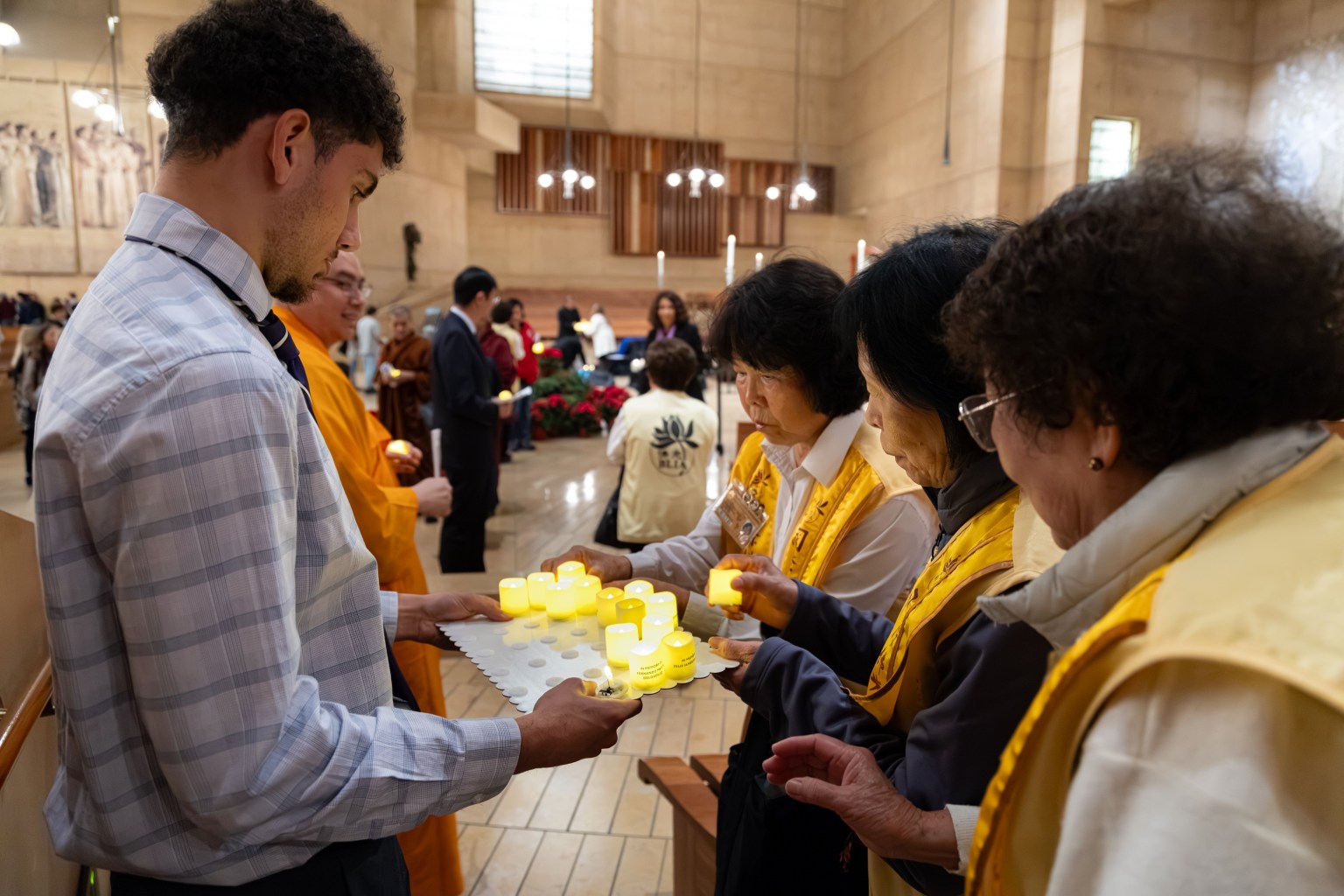 與會者可將往生露宿者的蠟燭帶回家，繼續祝福與祈禱。