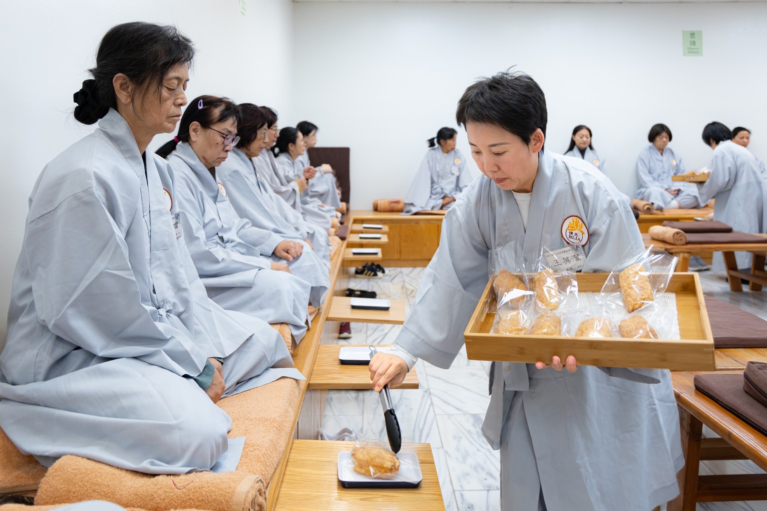 午齋後的茶禪中，法師回答學員疑問：面對外境干擾，可透過細膩觀察與呼吸專注回到當下。