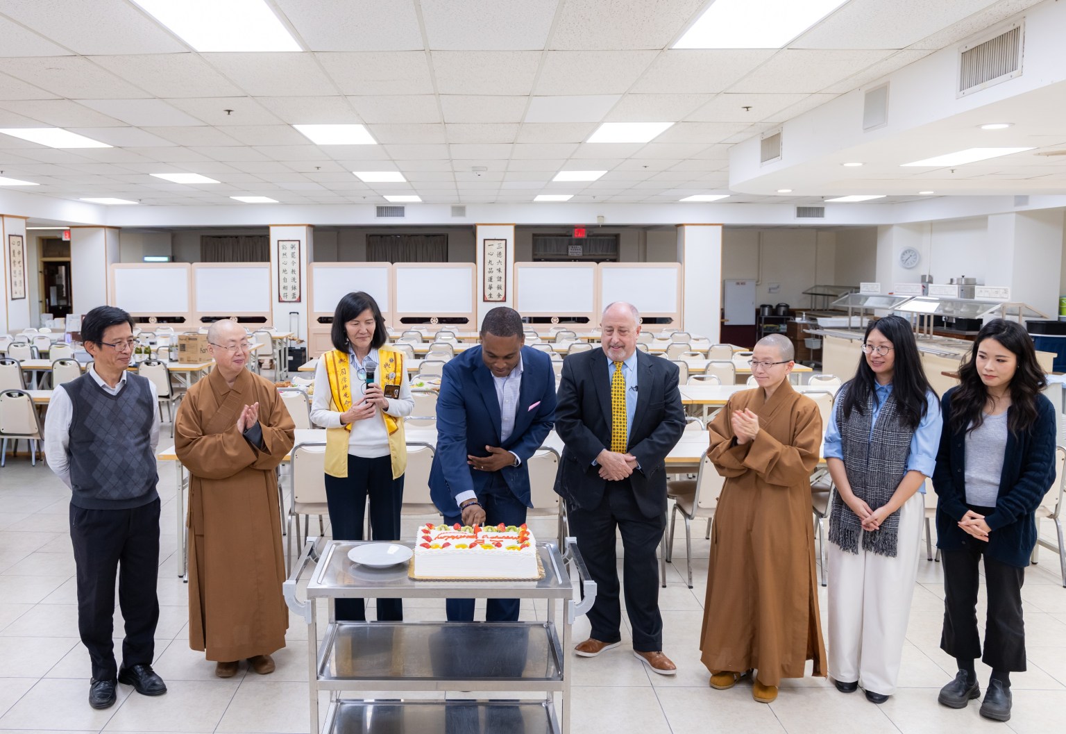 USC Arcadia 醫院院長 Ikenna Mmeje(左4)帶領嘉賓們(左起)亞市分會會長黃玉琦及輔導法師覺昭法師、洛杉磯協會會長蔡月琴、USC Arcadia 醫院策略長 Cliff Daniels、西來寺二單監院知行法師、USC Arcadia 醫院社區發展部經理黃菲等歡唱生日快樂歌。