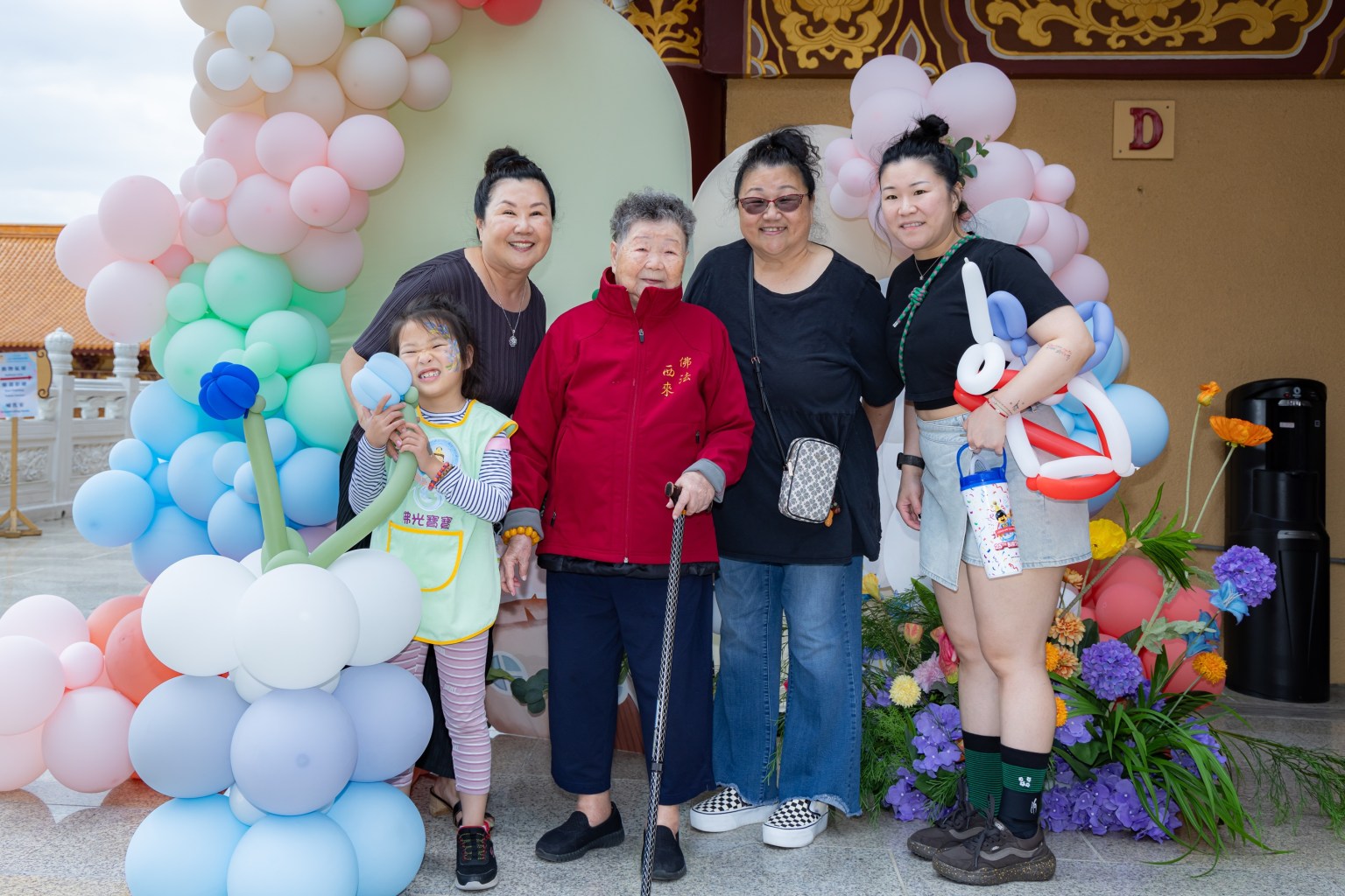 Four generations of the Wang family attended the ceremony: 93-year-old layperson Wang Xiu-Luan (center), accompanied by the second generation Wang Xiao-Xia (left 2) and Wang Xiao-Fen (right 2), the third generation Peng Wan-Ting (right 1), and the fourth generation Zhu Li (left 1).