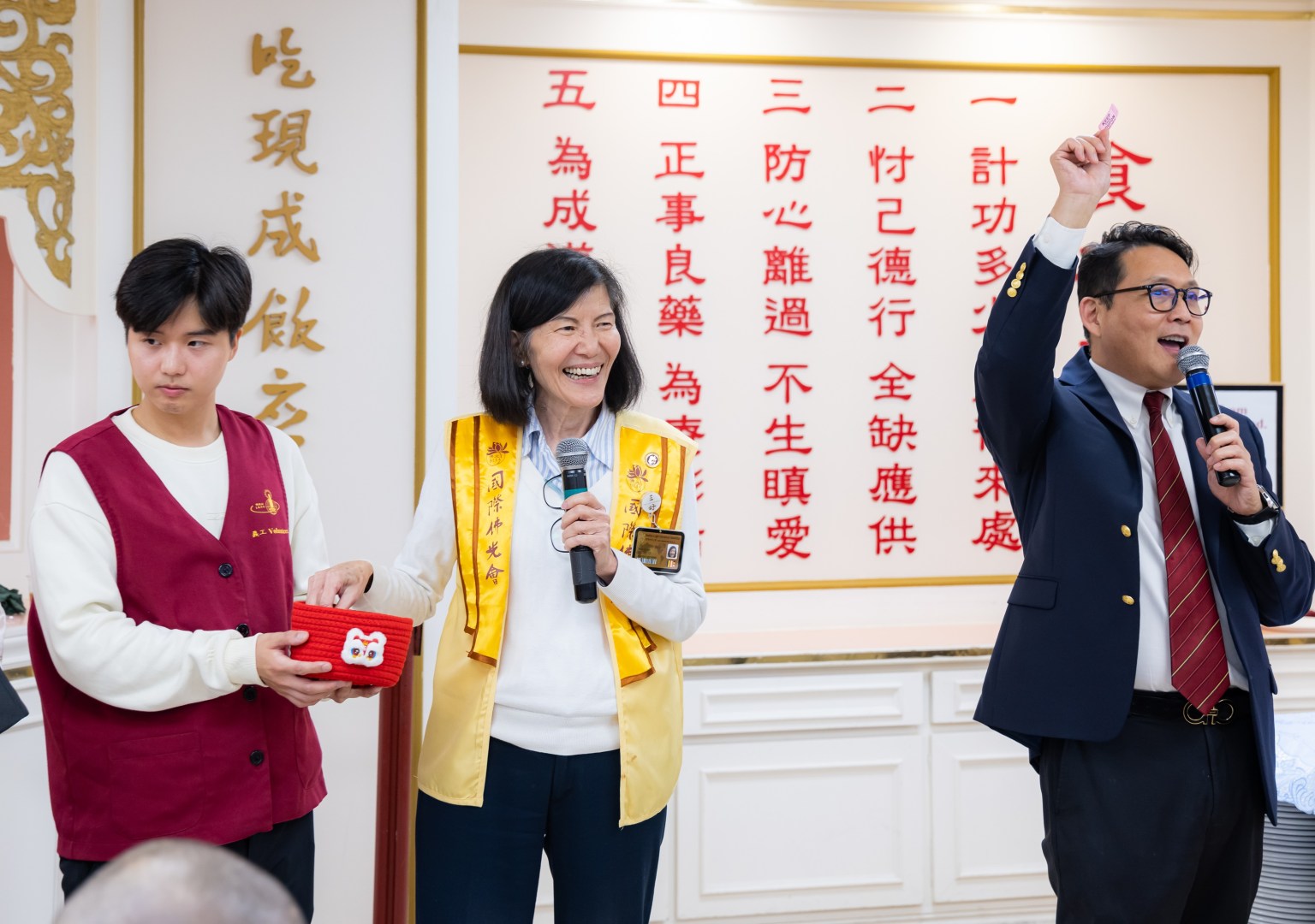 餐會穿插多輪摸彩，其中一輪由蔡月琴會長抽出幸運中獎者，現場歡呼與掌聲不斷。