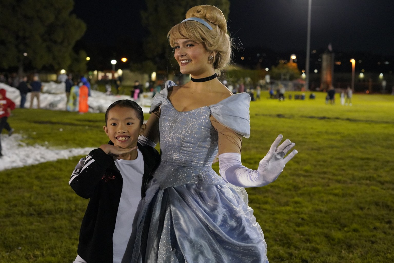 主辦單位洛杉磯縣公園康樂部門安排仙杜瑞拉現身與孩童互動。