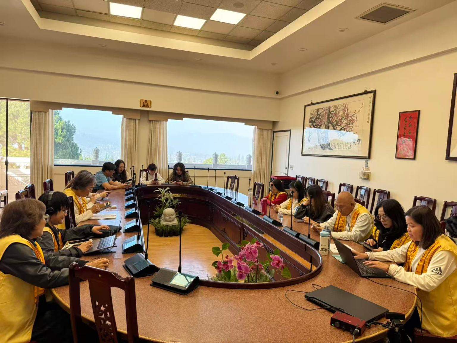 分會部分會員相約於西來寺小會議室內專注作答，在寧靜莊嚴的環境中彼此鼓勵、安心應考，於佛學會考中展現平時共修所累積的學習成果與佛光會團隊精神。