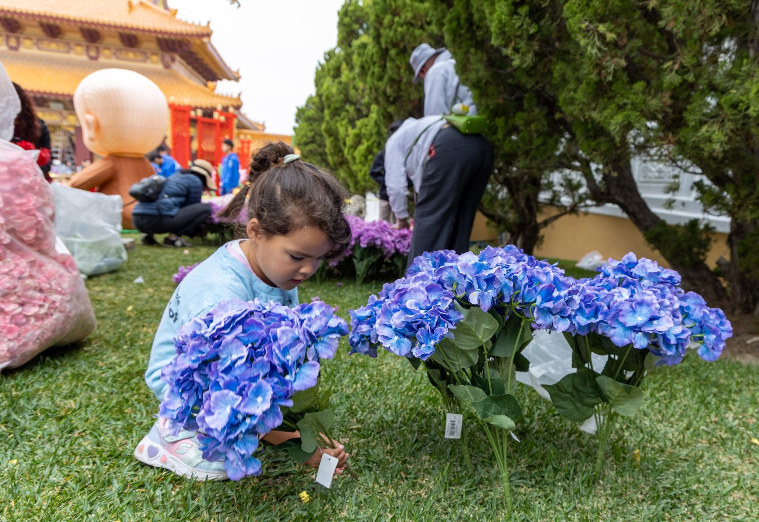 佛光山西來寺三好學園學子年紀雖小，也投入布置行列。
