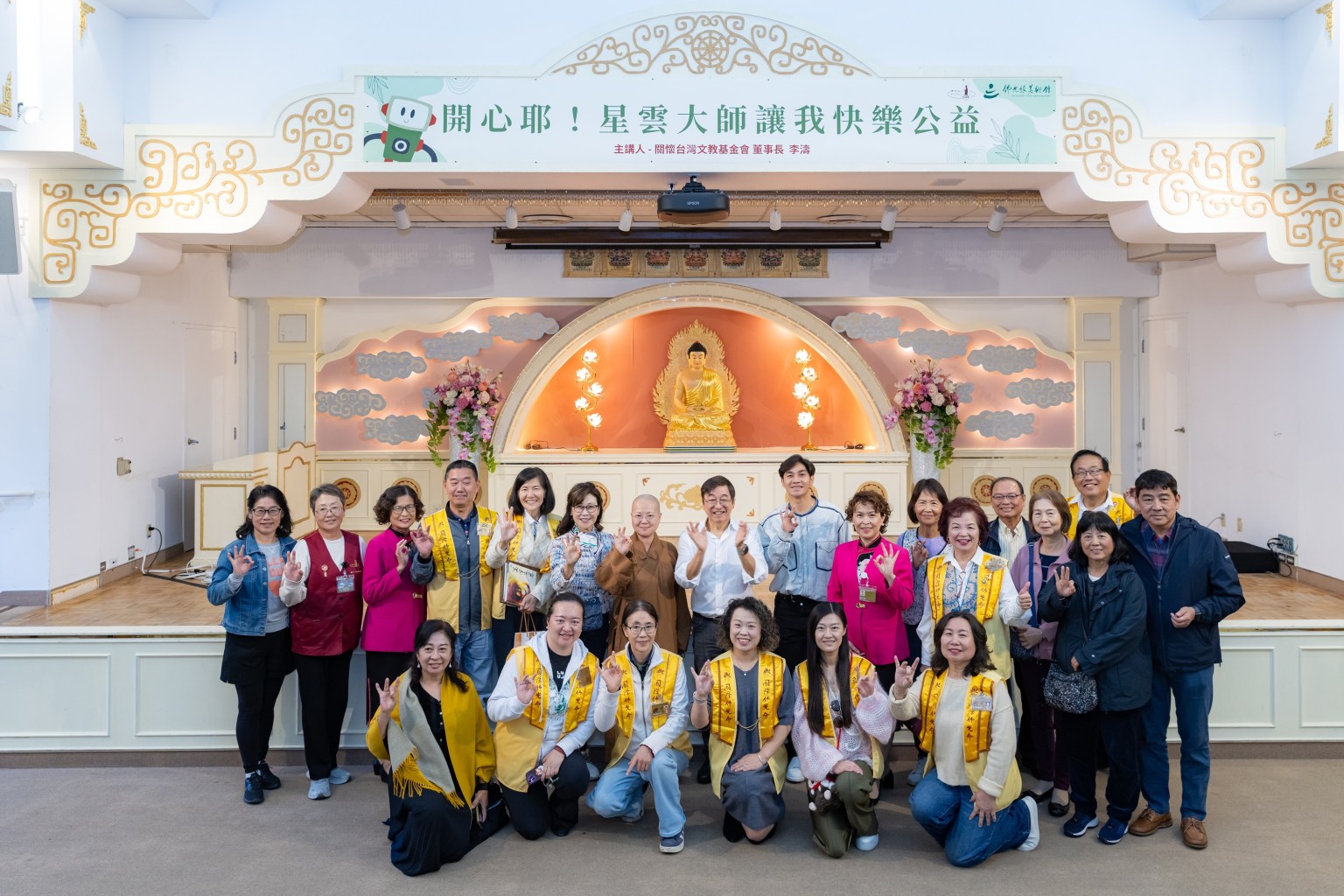 講座圓滿，李濤與佛光人合影。