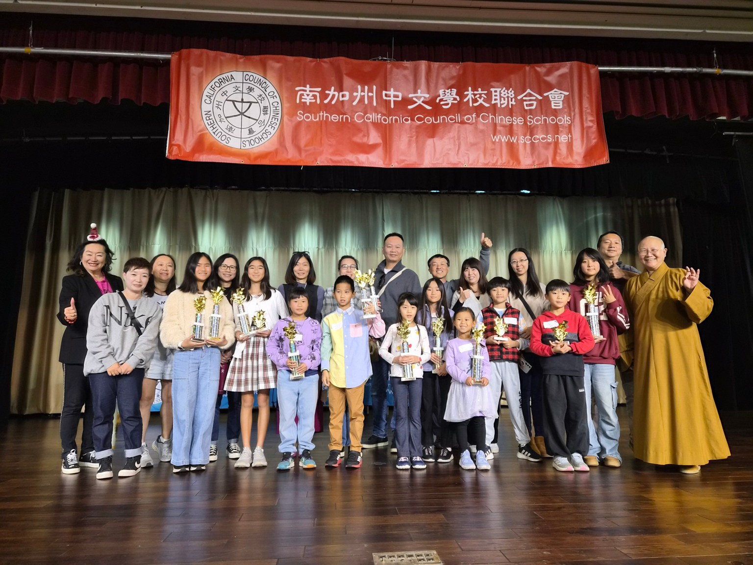 西來學校得獎學生與師長合影。