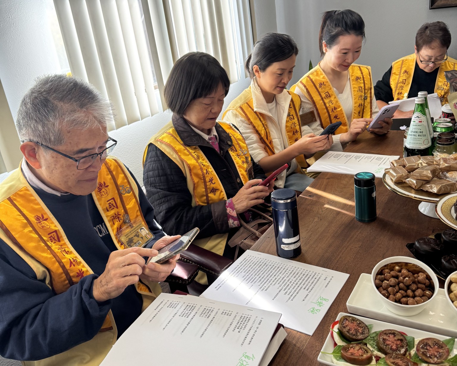 洛杉磯協會核桃分會會員共同參與佛學會考。左起第一位是81歲的馬元美會員。