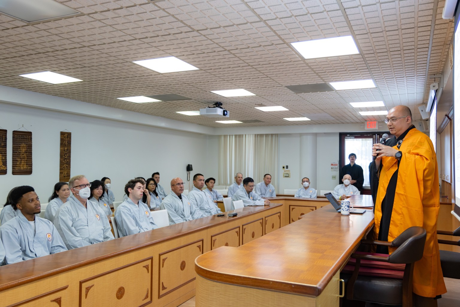 The English-language course “Sayings of Venerable Master Hsing Yun” is taught by Venerable Huize.