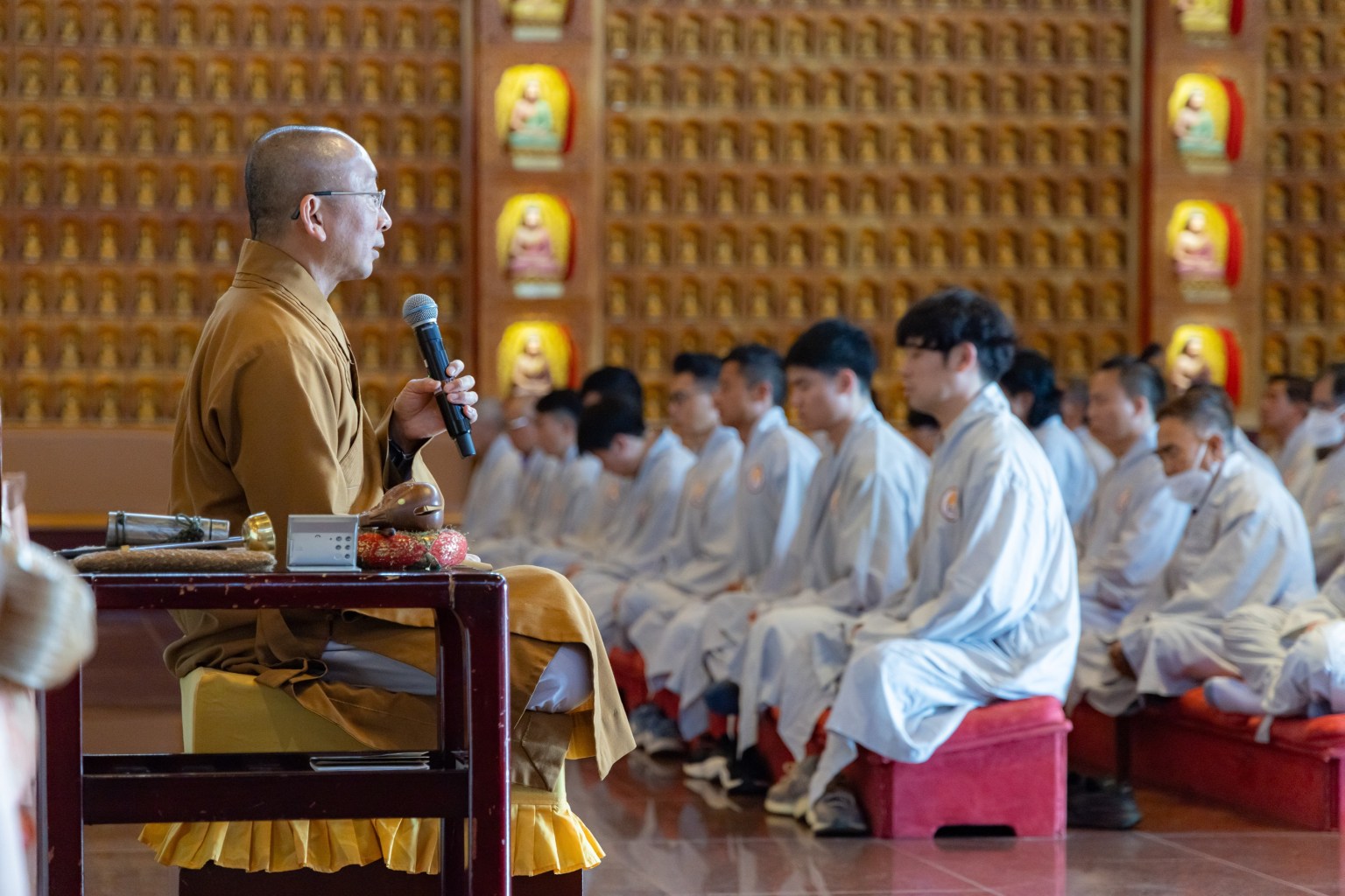 Venerable Huixuan leads the Chinese-language Chan meditation session.