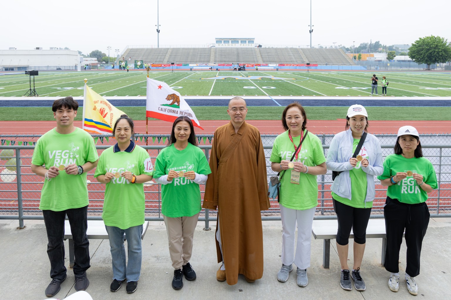 Venerable Hui Dong, abbot of Hsi Lai Temple, presents the chapter promotion award.