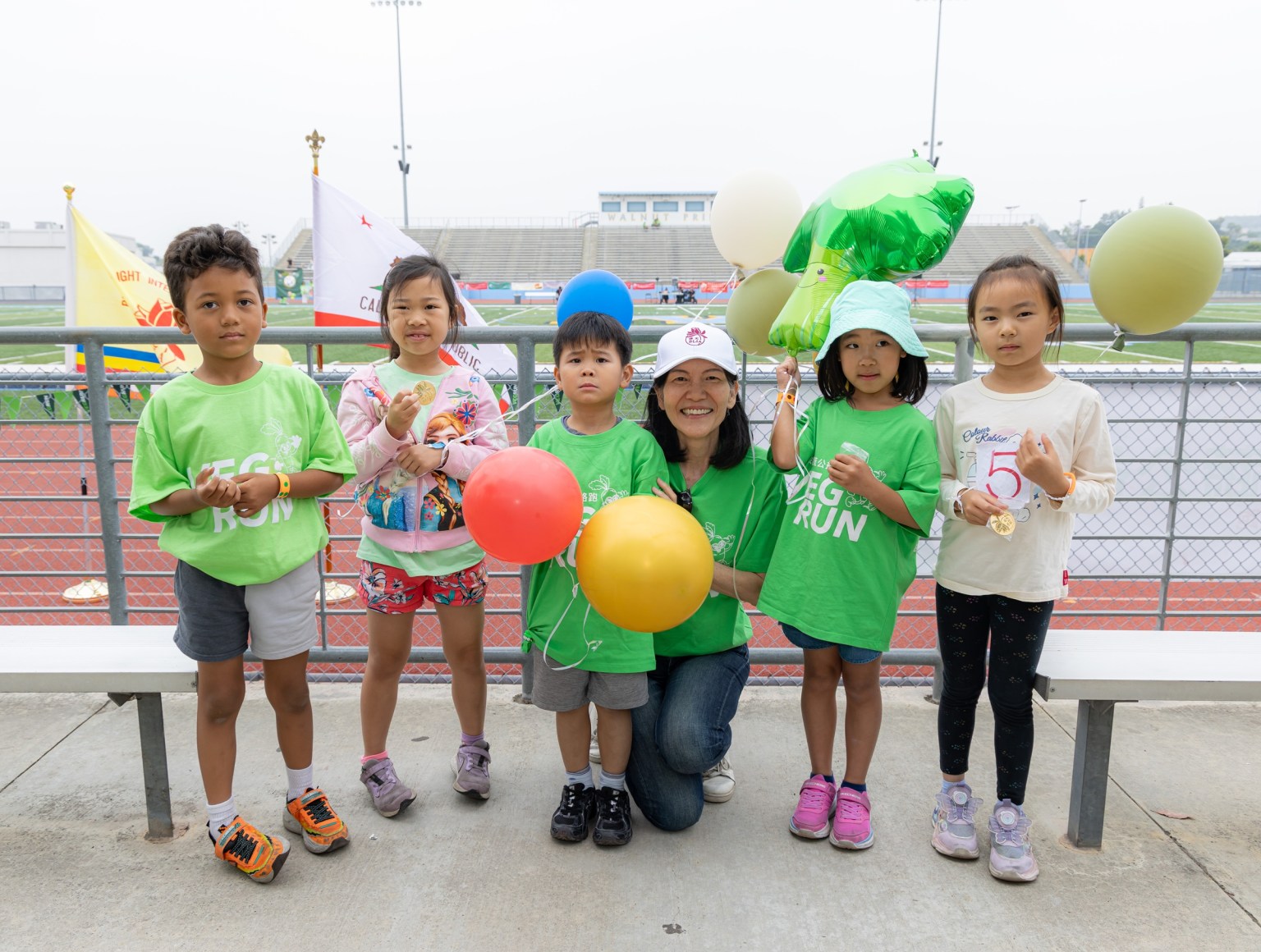 BLIA President Echo Tsai presents the award for the youngest participant (under 6).