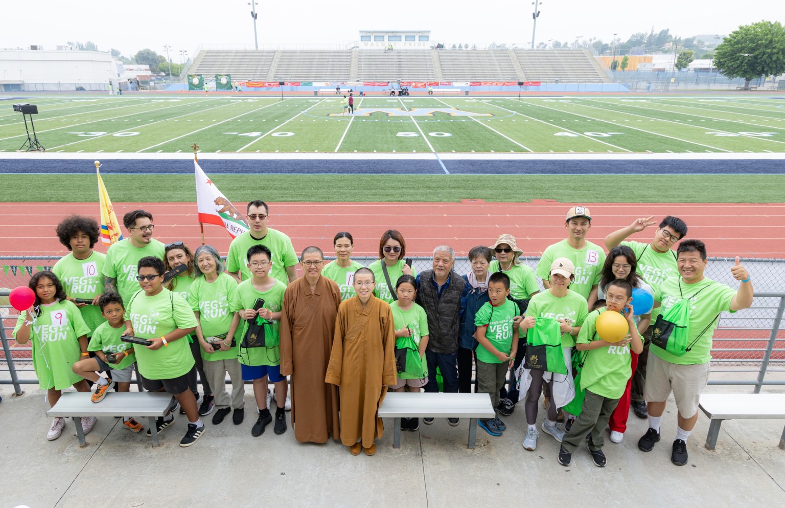 Hsi Lai Temple’s Chief Administrator Venerable Ru Song and Deputy Administrator Venerable Zhi Xing present the award for families with more than six members participating.