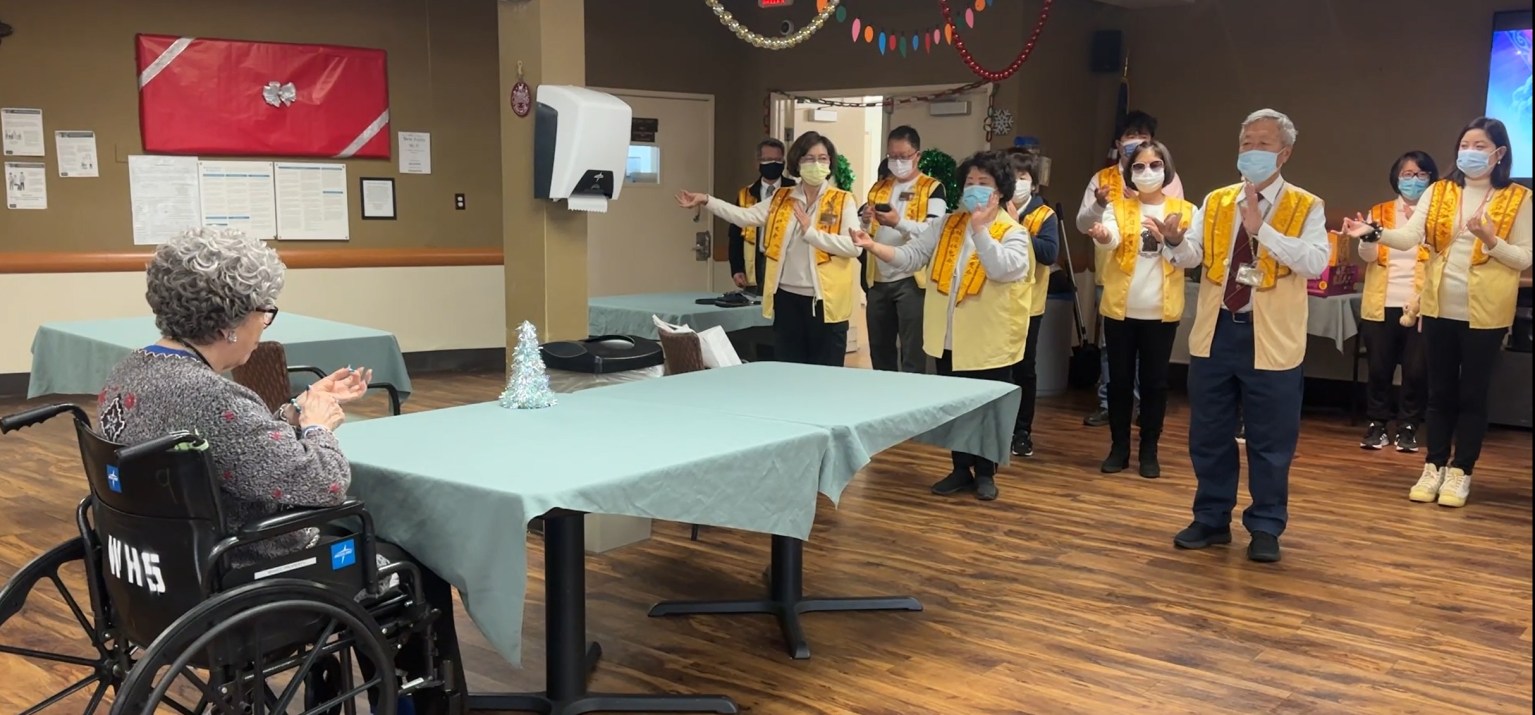 社會關懷組帶領大家表演節目,以一聲聲「阿彌陀佛」聖號搭配動作的手語歌曲揭開序幕,長者跟著節奏輕輕律動、露出微笑,場面溫馨而熱烈。