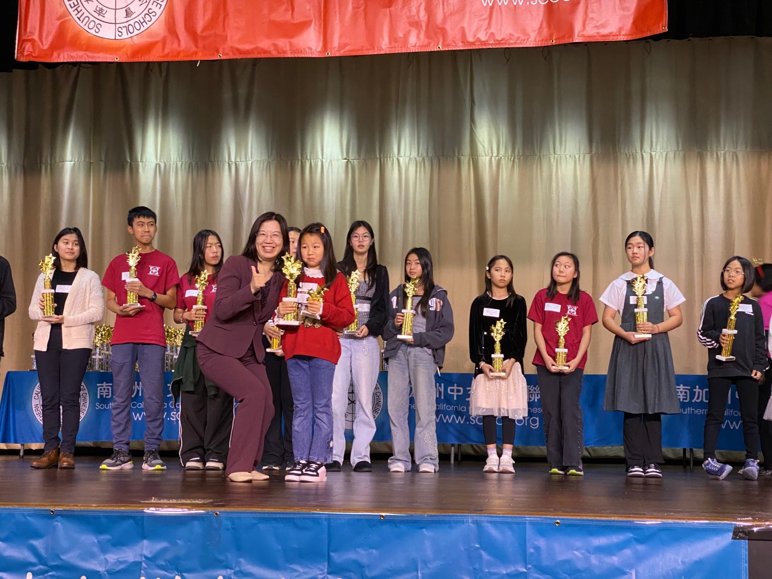 鍾佩珍主任為學生黃鈺涵杯發獎盃。