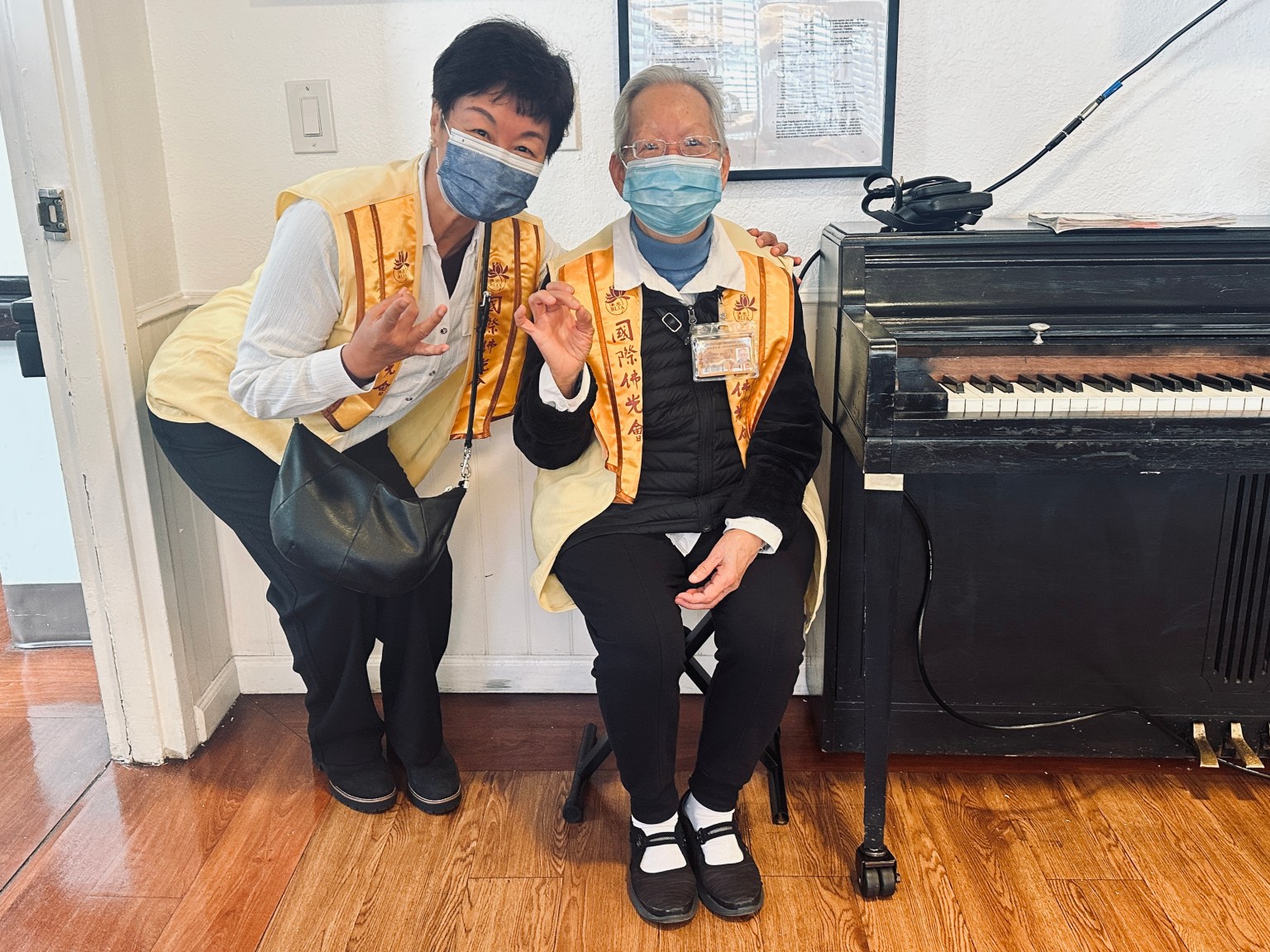 分會探訪老人院,會員 Winnie 和李素珍合影。