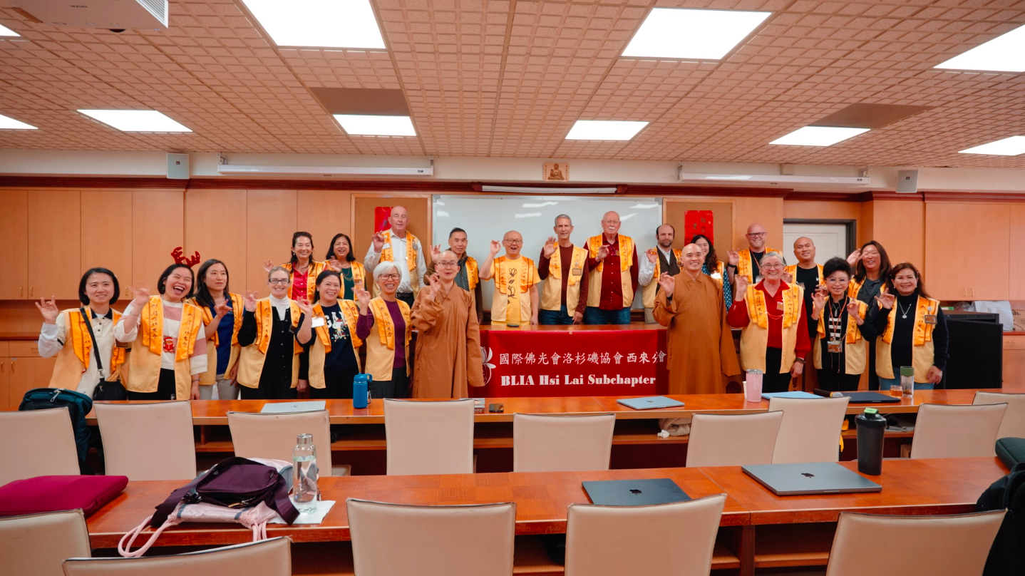 洛杉磯協會西來分會會員參加英文組佛學會考後，與輔導法師慧澄法師、佛學會考北美地區行政組組長覺皇法師歡喜合影。