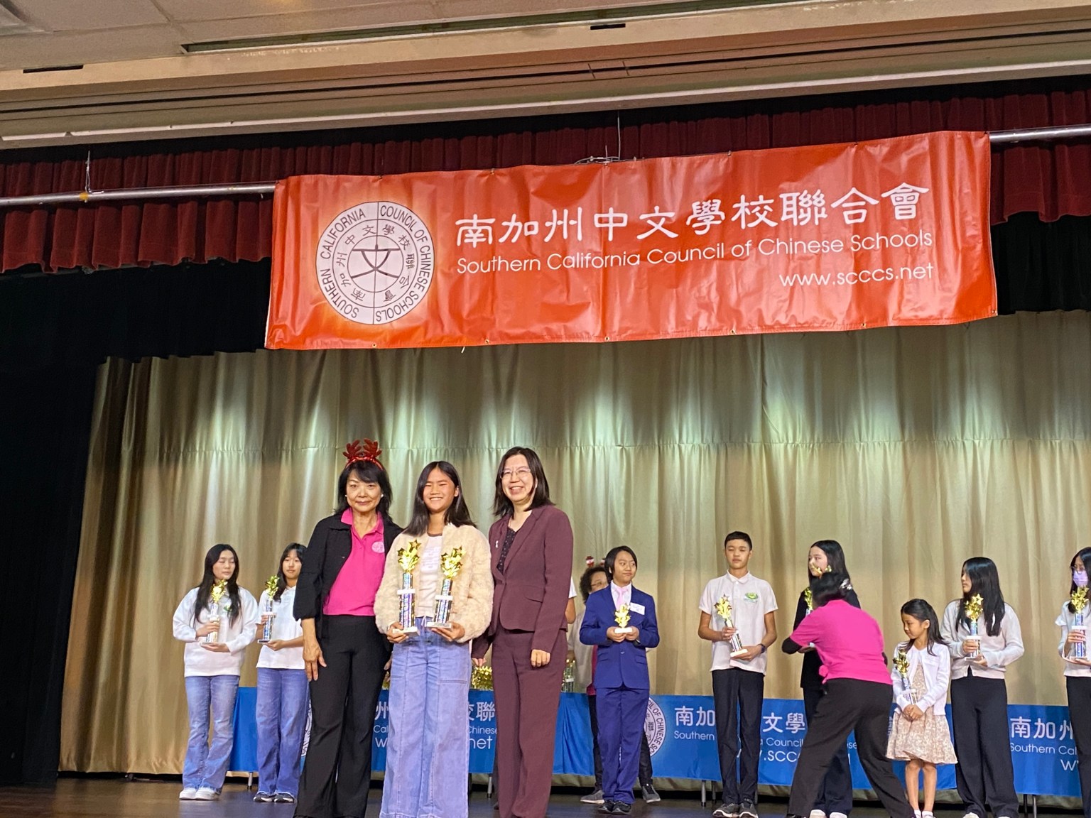 高級組第一名劉安軒學生與僑教中心主任鍾佩珍(右)、聯合會會長劉玉𤧞(左)合影。