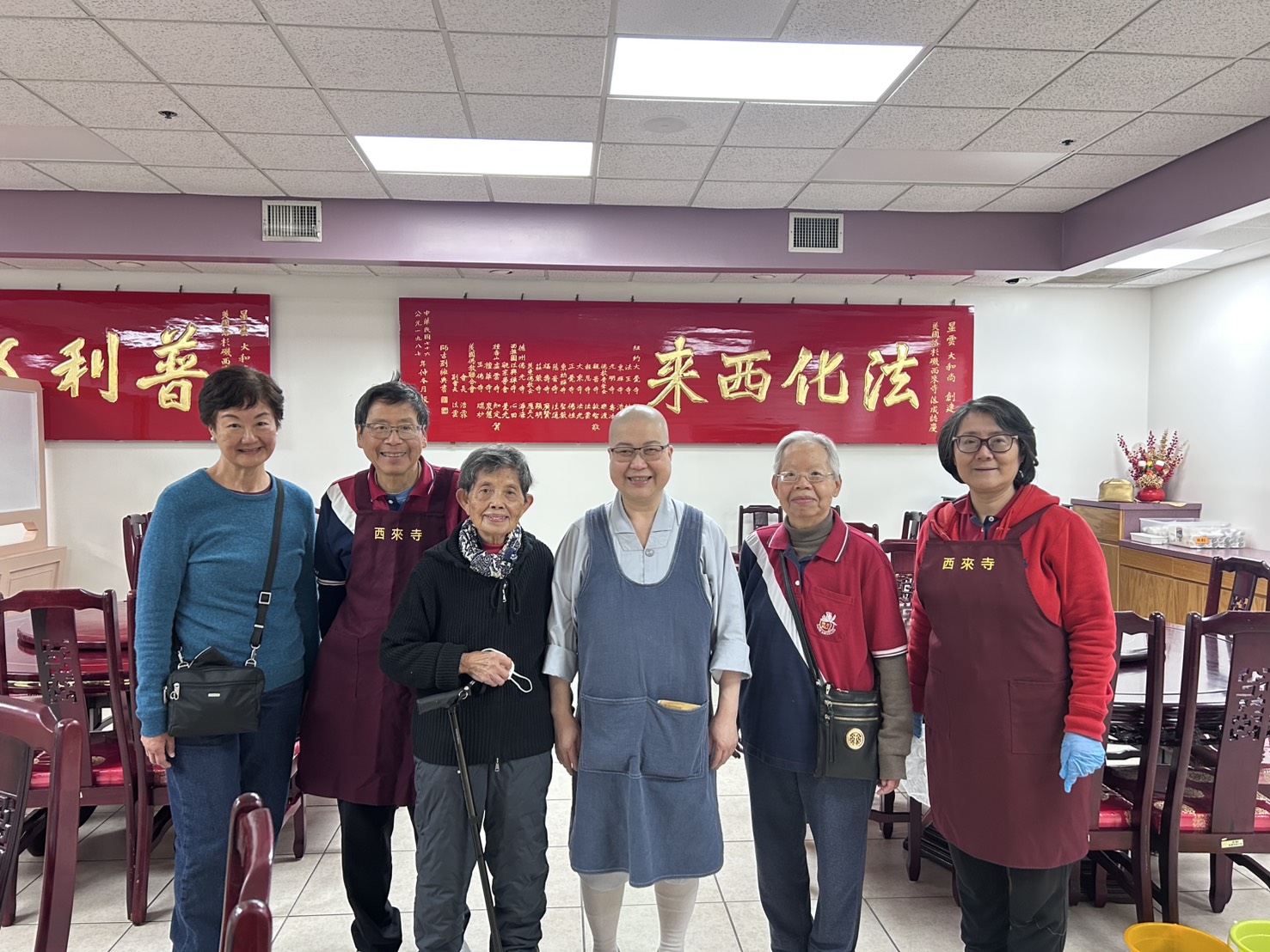 禪悅齋組在如功法師的帶領下,會員們清潔桌椅、屏風與門窗,讓齋堂空間更顯清淨莊重。