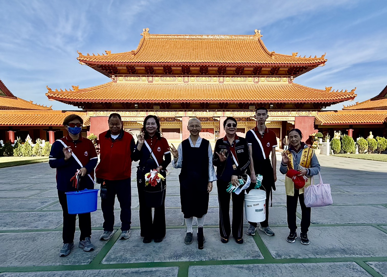 戶外園區組在知惟法師的帶領下,在斜坡花園撿拾「寶石」、平整花園過道。