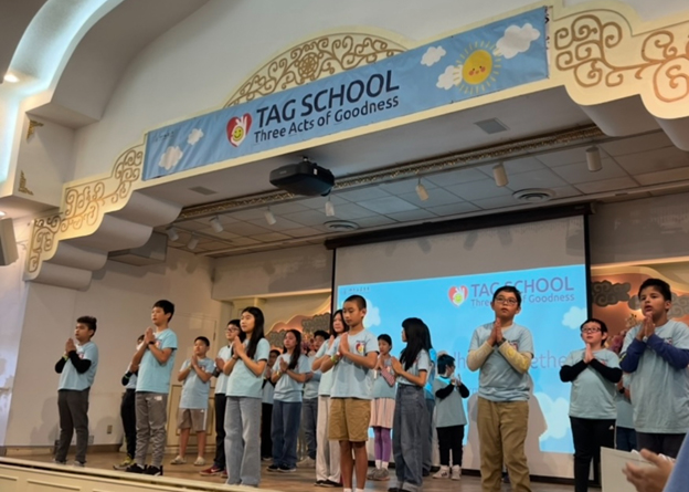 少年班〈Let’s Learn Buddhism〉、〈我們都是佛光人〉、〈佛光四給句〉：透過唱誦與表演，一起學習佛法，在互動中成長。