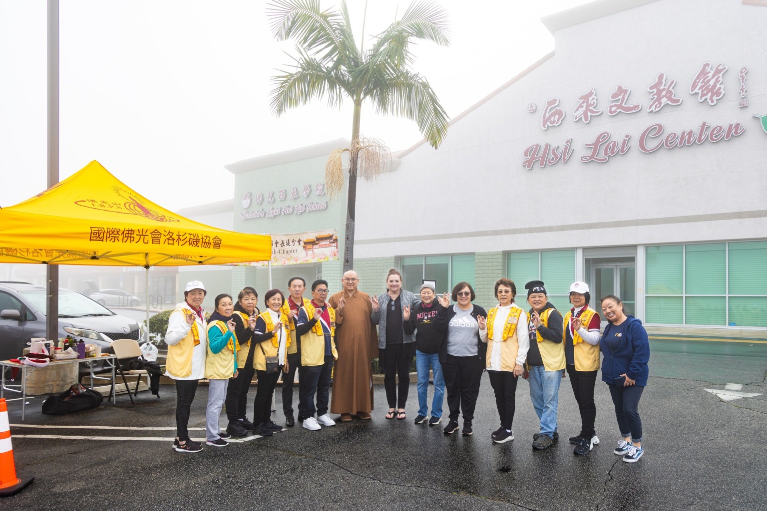 In the early morning, Venerable Huize (7th from the left), supervising monastic of the Long Beach Chapter, led Fo Guang members to arrive early at the Hsi Lai Cultural and Education Center to begin sorting and organizing donated supplies.