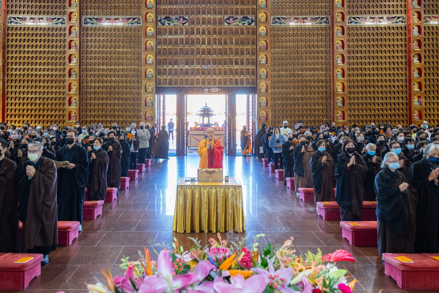 西來寺彌陀佛七法會圓滿，由住持慧東法師主法，近五百位信眾齊聚大雄寶殿與法堂，同霑法益。