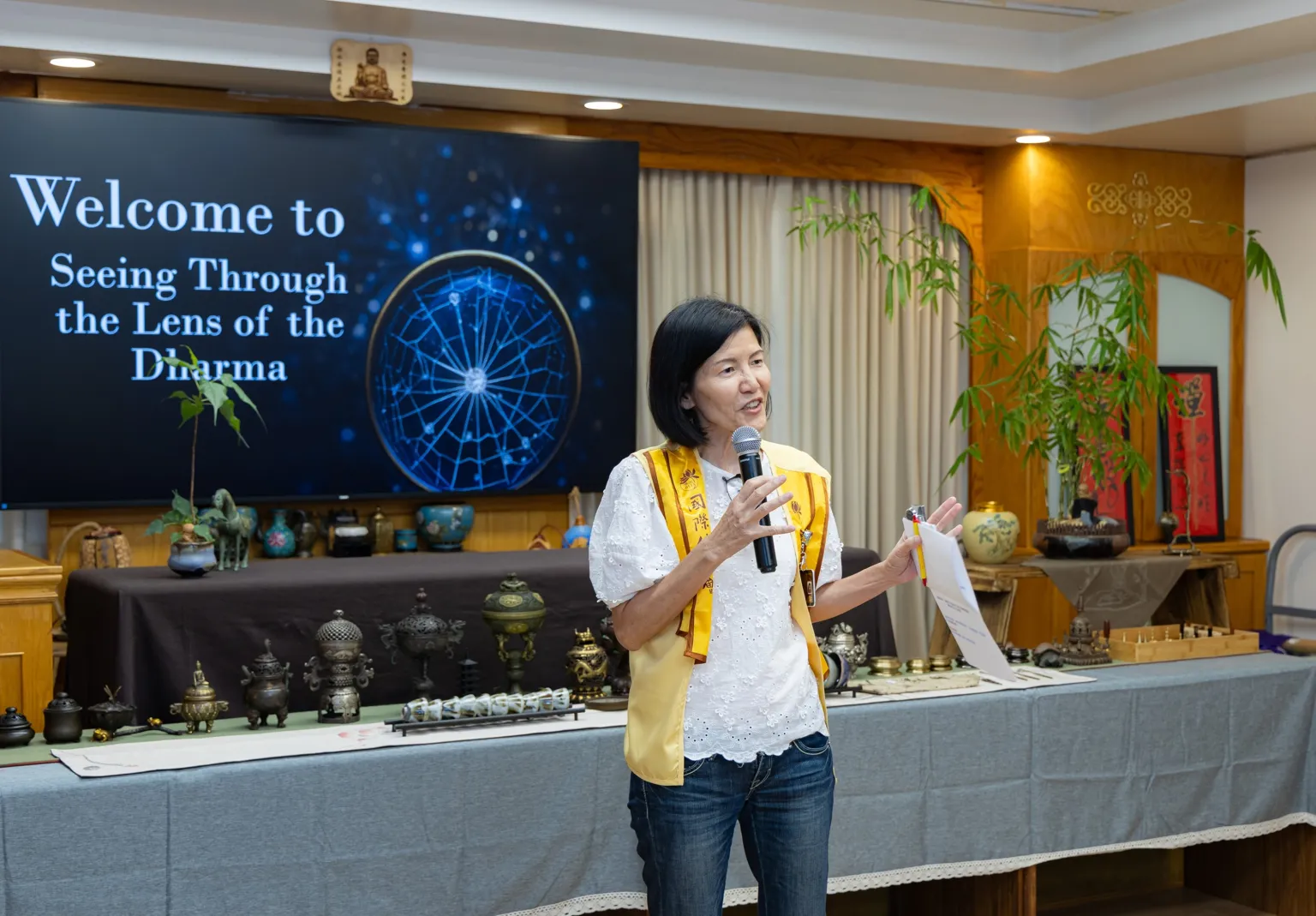 Tsai Yueh-Chin, President of the BLIA Los Angeles Association, delivers opening remarks, welcoming participants and offering blessings.
